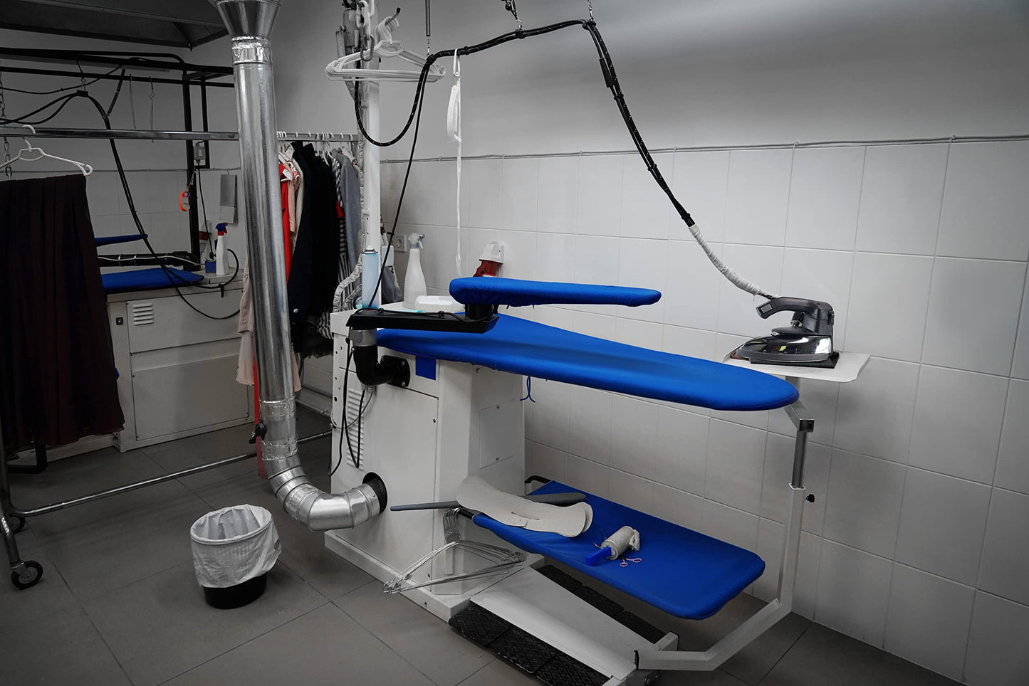 Silver Star ES-90A Plancha de vapor - Botella colgante alimentada por gravedad de 110 voltios, plancha con suela laminada antiadherente, cartucho desmineralizador, soporte de hierro de silicona y