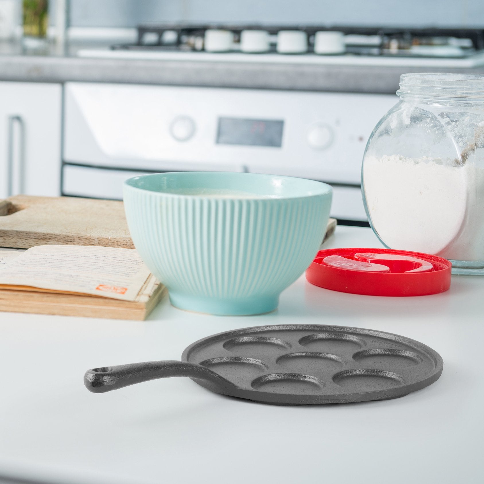 Commercial CHEF - Molde para panqueques de hierro fundido, plancha para panqueques de dólar plateado, fácil de limpiar y calienta uniformemente, hace 7 panqueques de dólar de plata