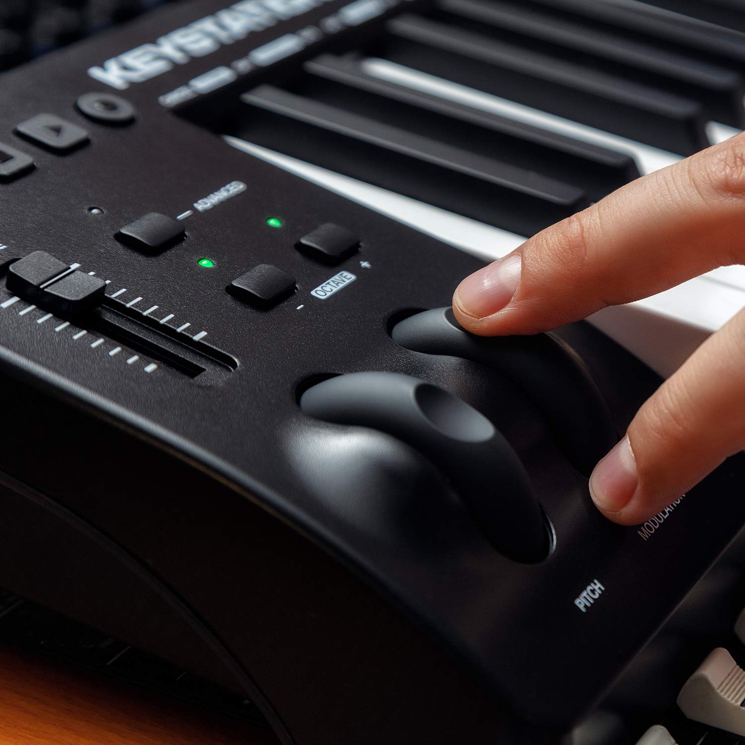 M-Audio Keystation 61 MK3 - Controlador MIDI USB con teclado de 61 teclas, controles asignables, ruedas de pitch/modulación, suite de software