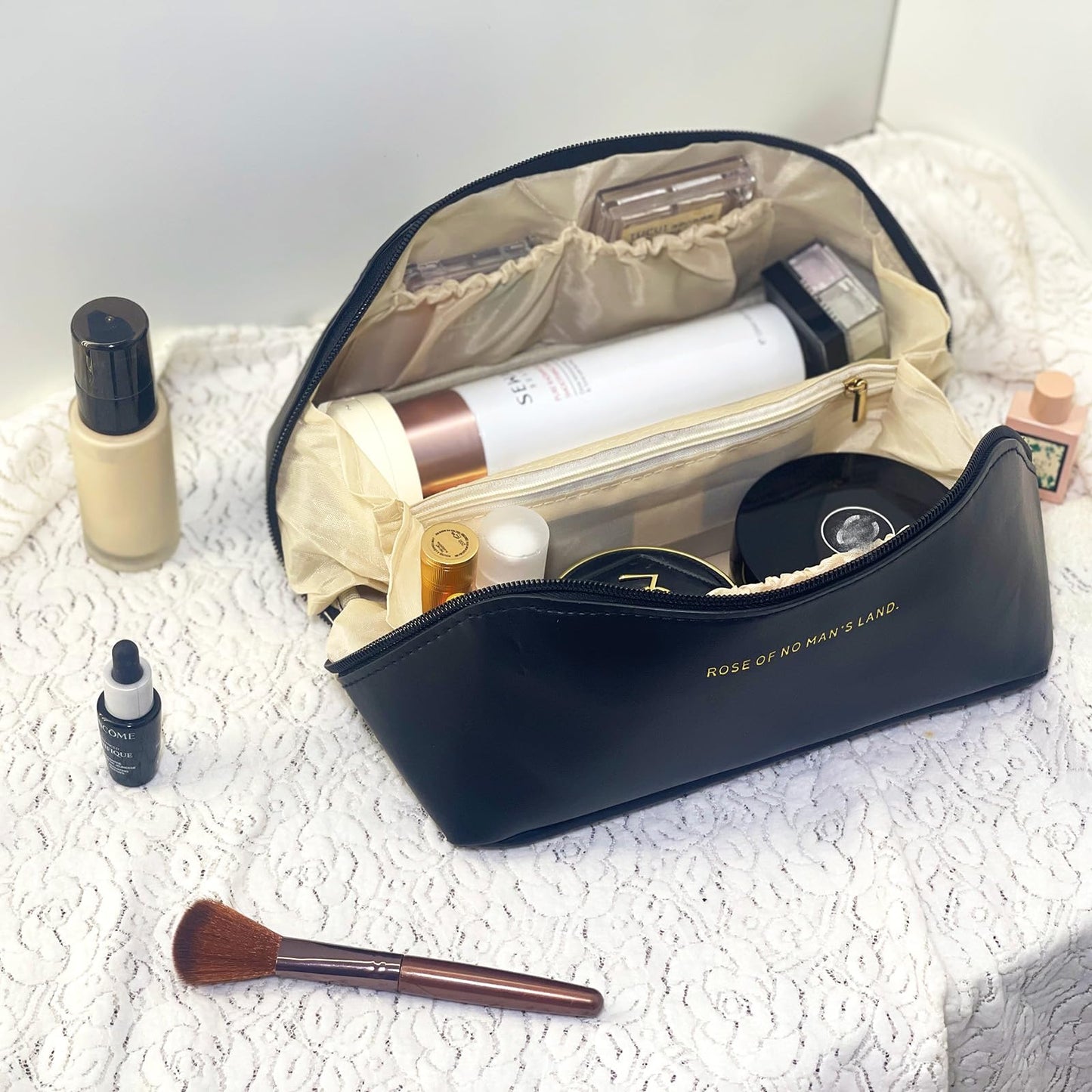 Meruya Bolsa de maquillaje de viaje, organizador de cosméticos de múltiples bolsillos con apertura amplia y divisor, bolsa de aseo de piel sintética con 2 mini bolsas de almacenamiento, Negro