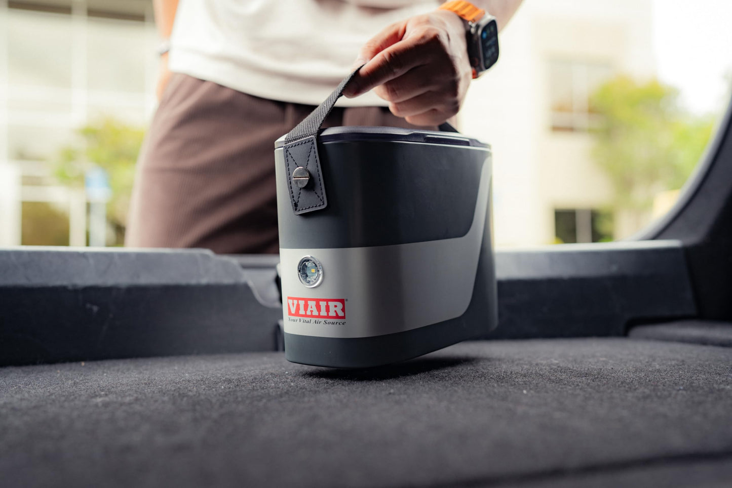 VIAIR Digital EVC75P - Inflador de neumáticos portátil para automóvil, SUV y camión, función de apagado automático preestablecida | Bomba de neumáticos de carretera de 12 V 100 PSI