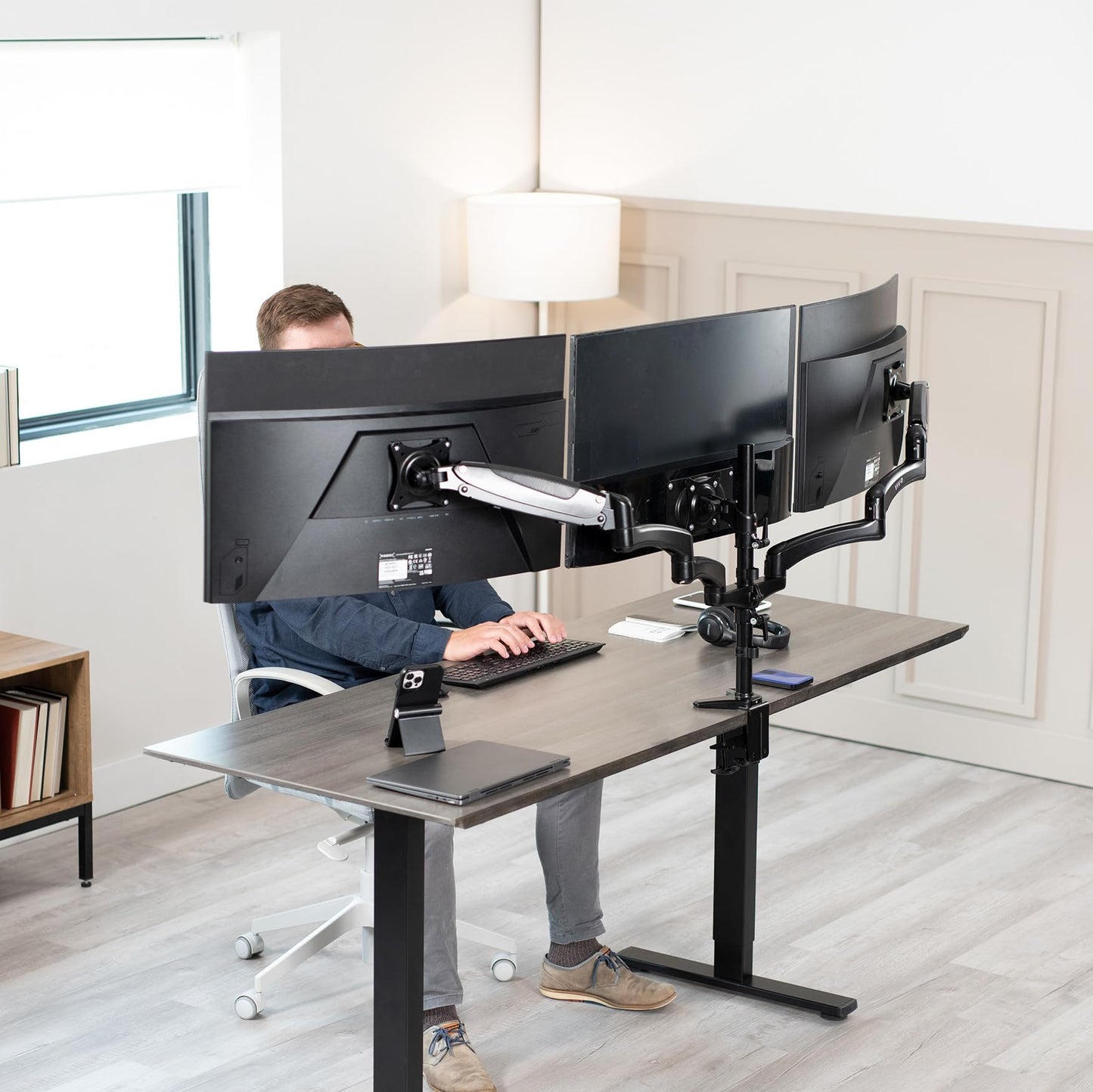 Soporte de Monitor Triple Vivo Negro ajustable para 3 Pantallas de hasta 32 Pulgadas