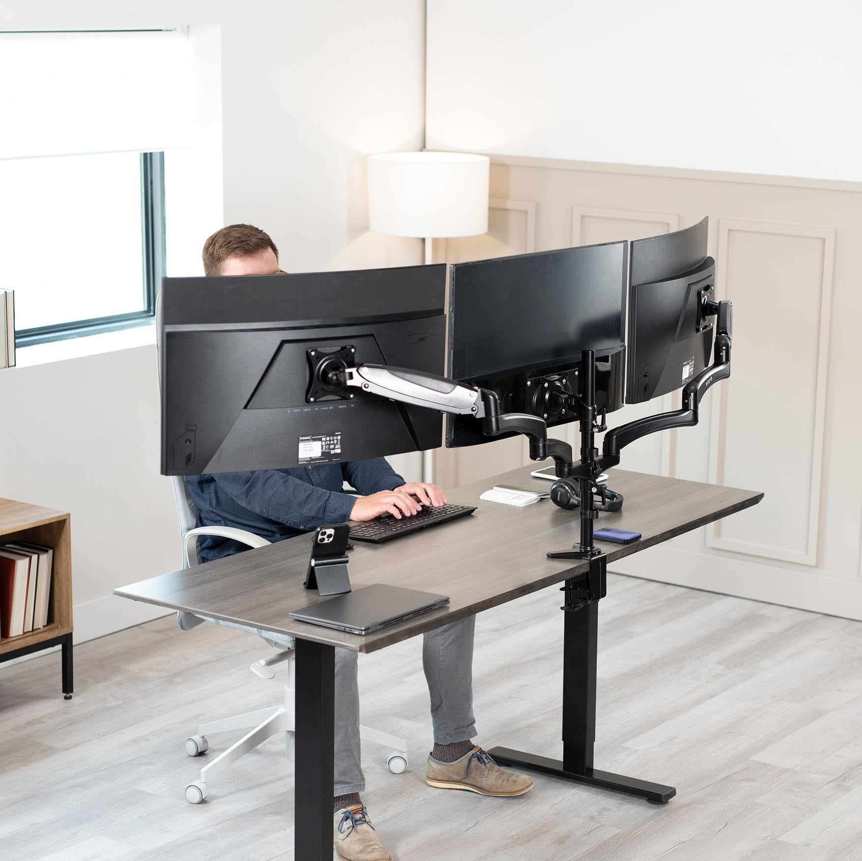 Soporte de Monitor Triple Vivo Negro ajustable para 3 Pantallas de hasta 32 Pulgadas