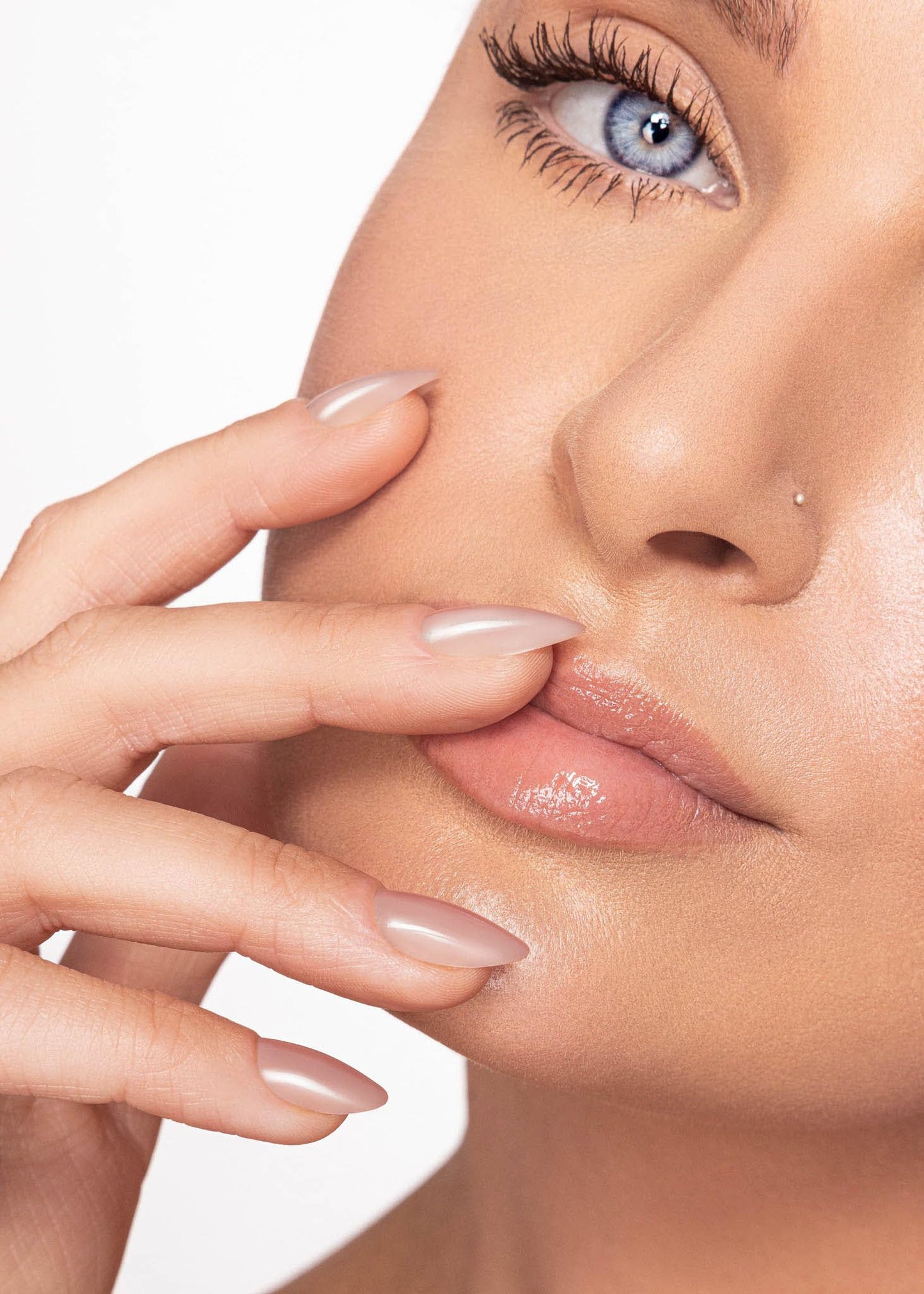 Glam Haus Beauty Uñas postizas Opulence | Acabado aterciopelado color almendra champán, calidad profesional | 16 tamaños - Kit de 32 uñas con pegamento y pestañas adhesivas
