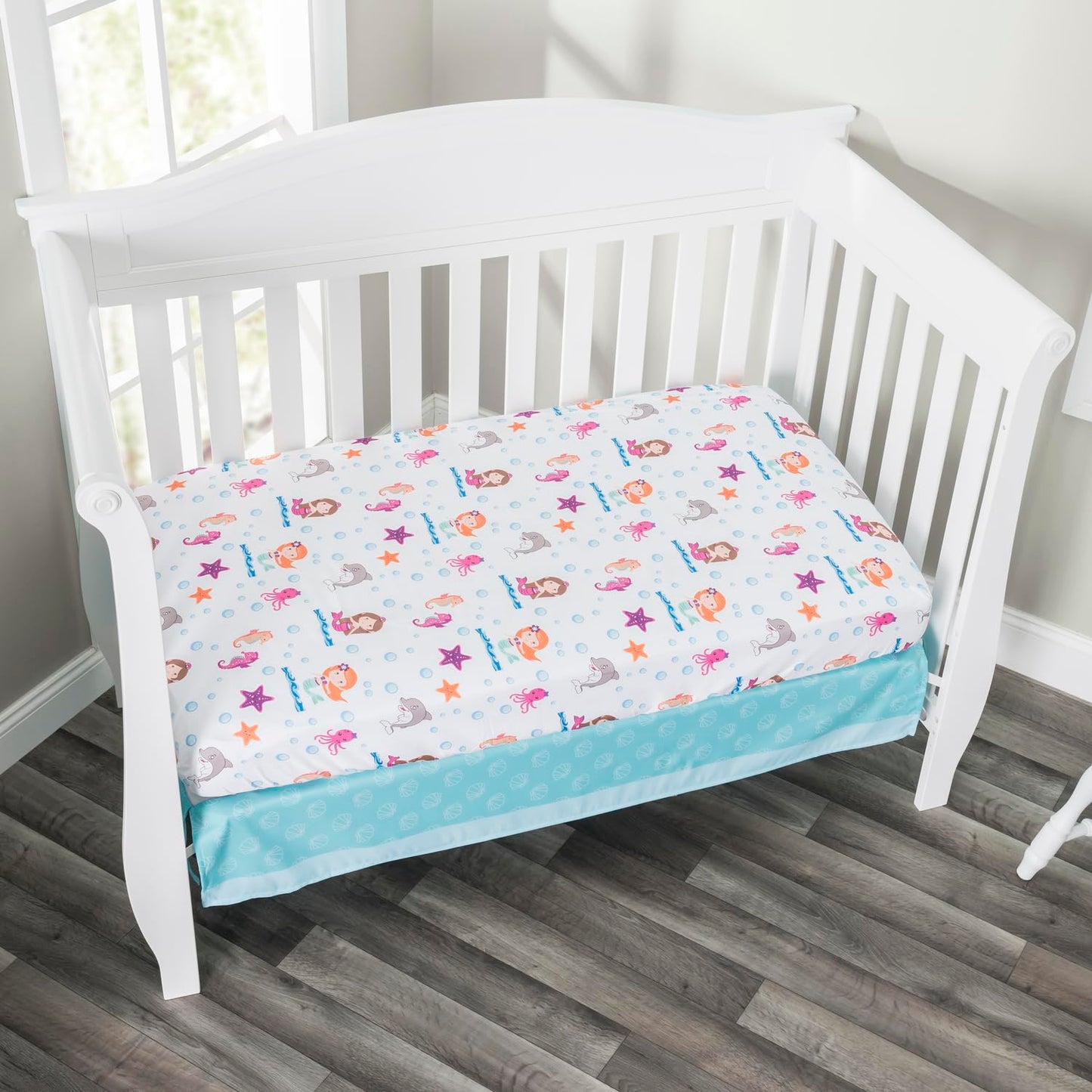 EVERYDAY KIDS Juego de ropa de cama de 3 piezas para cuna, diseño de sirena, incluye edredón, sábana bajera y volantes antipolvo, juego de cama para guardería, juego de cama para cuna de bebé