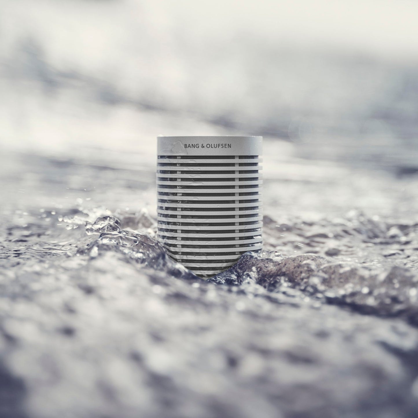 Bang & Olufsen Beosound Explore - Altavoz Bluetooth inalámbrico para Exteriores, IP67 a Prueba de Polvo e Impermeable, Niebla Gris