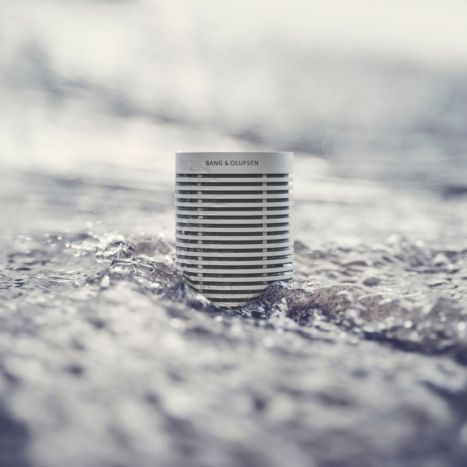 Bang & Olufsen Beosound Explore - Altavoz Bluetooth inalámbrico para Exteriores, IP67 a Prueba de Polvo e Impermeable, Niebla Gris