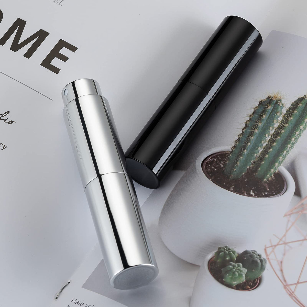 Lisapack Botella atomizadora de perfume de 8 ml para viajes (paquete de 2), dispensador de colonia vacío, pulverizador portátil (negro brillante y plateado)