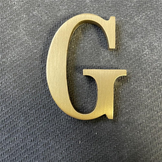 Pegatina de Latón Soild Dorado Letras y Números Autoadhesivos de 2.6 Pulgadas para Señalización de Dirección de Casa