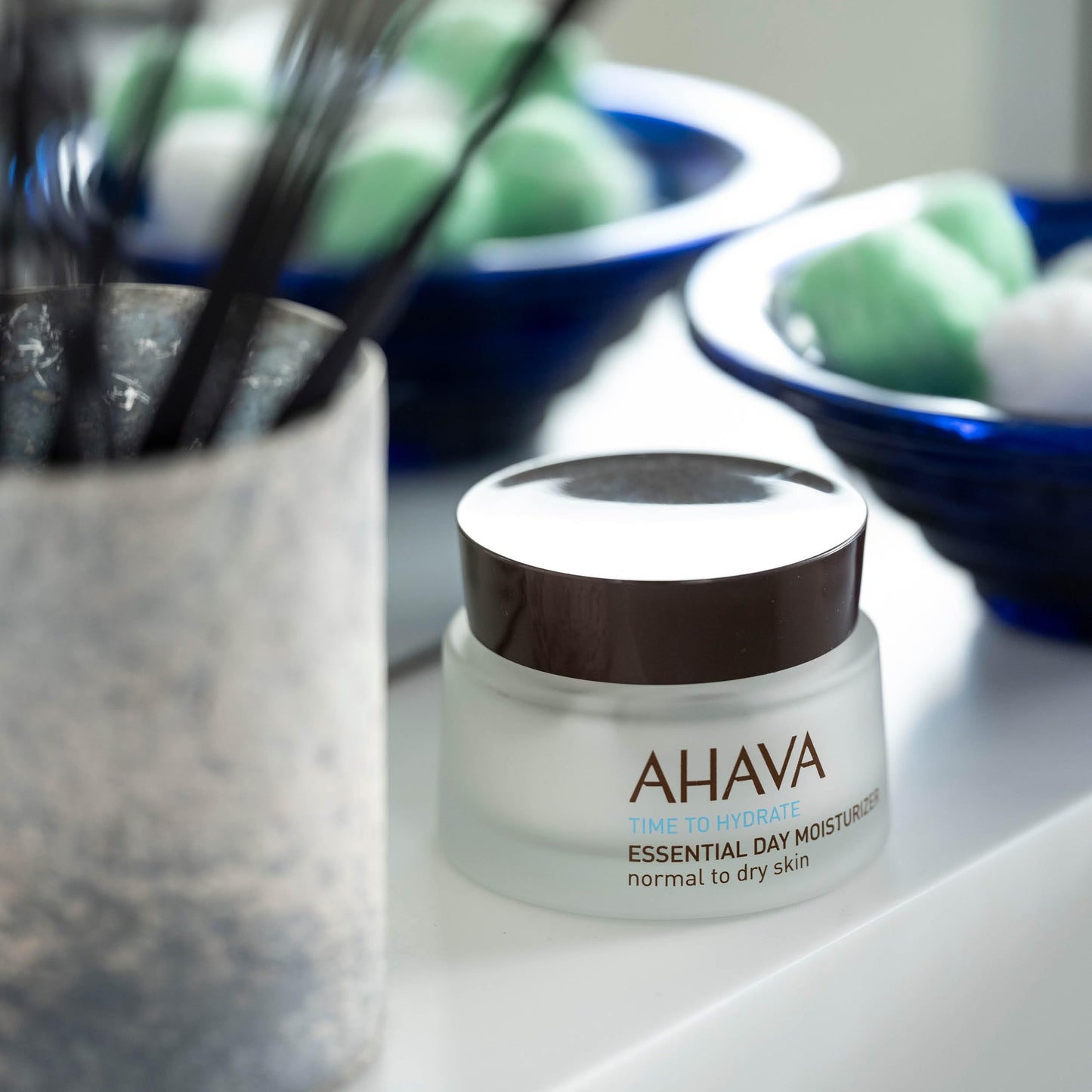 Crema Hidratante AHAVA con Minerales del Mar Muerto - Protección Diaria Esencial.