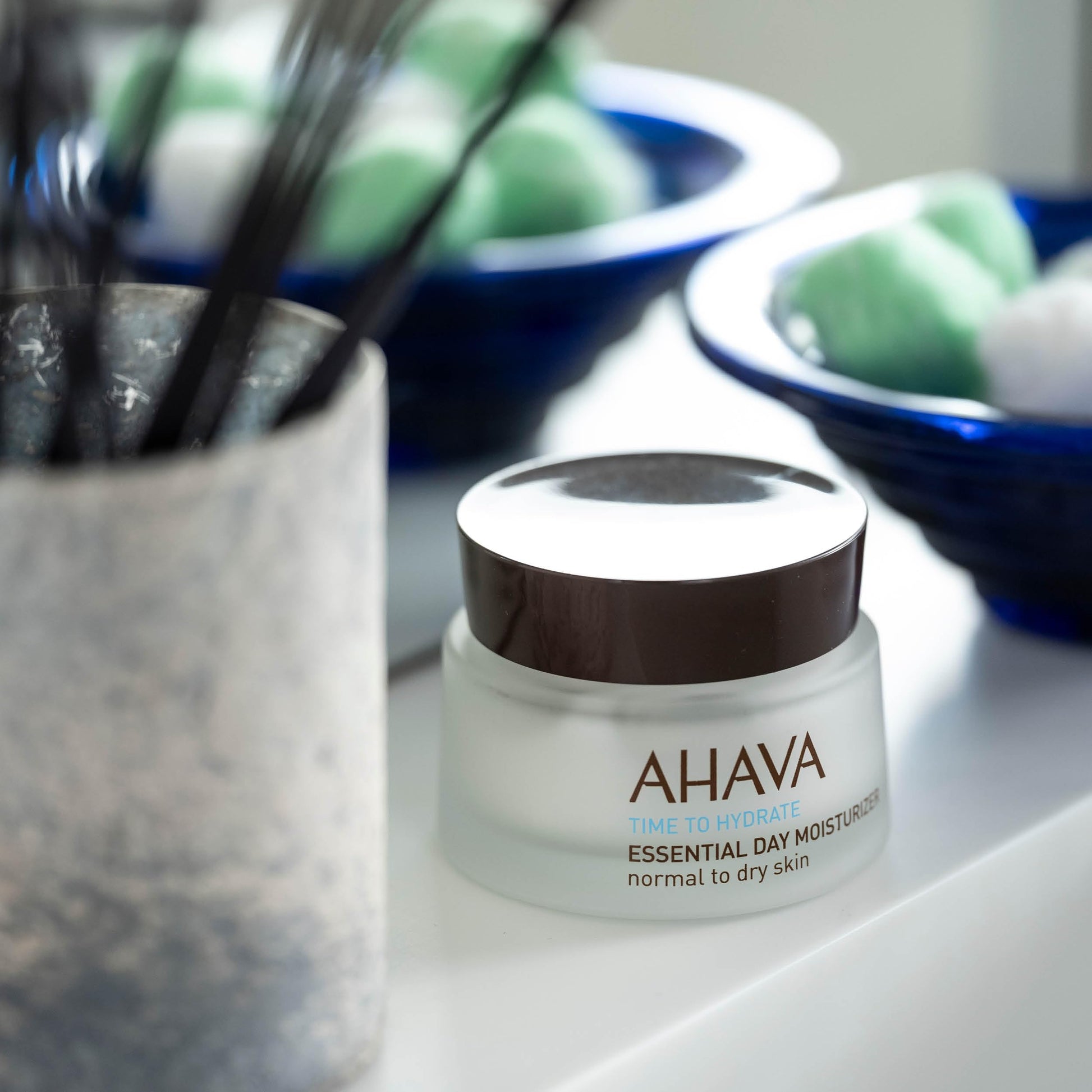 Crema Hidratante AHAVA con Minerales del Mar Muerto - Protección Diaria Esencial.