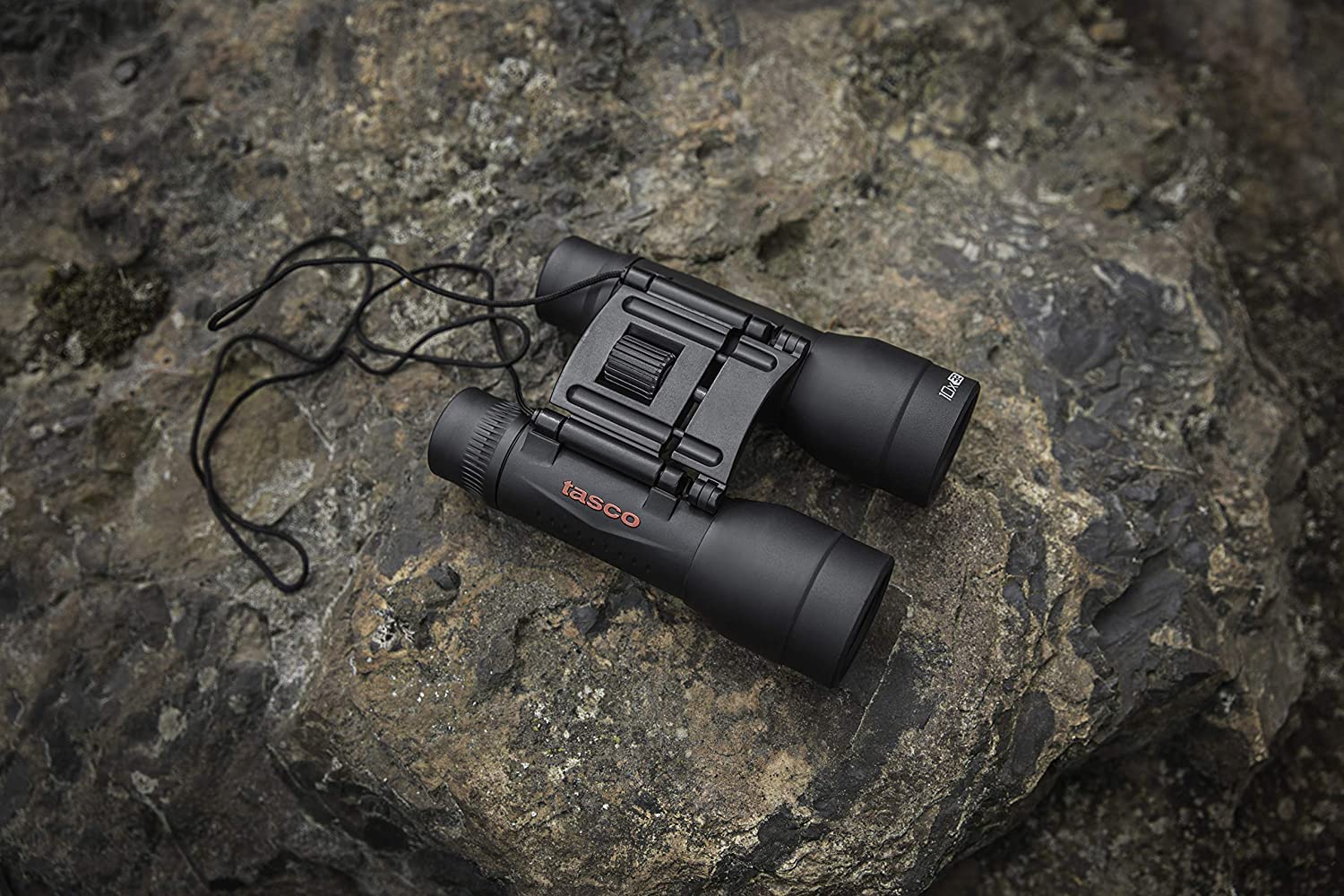 Tasco Binoculares Essentials Prisma Roof 10x32 mm Práctico y Ligero de Viaje. Binocular con Funda y Correa de Cuello. Prismáticos con Uso Multipropósito