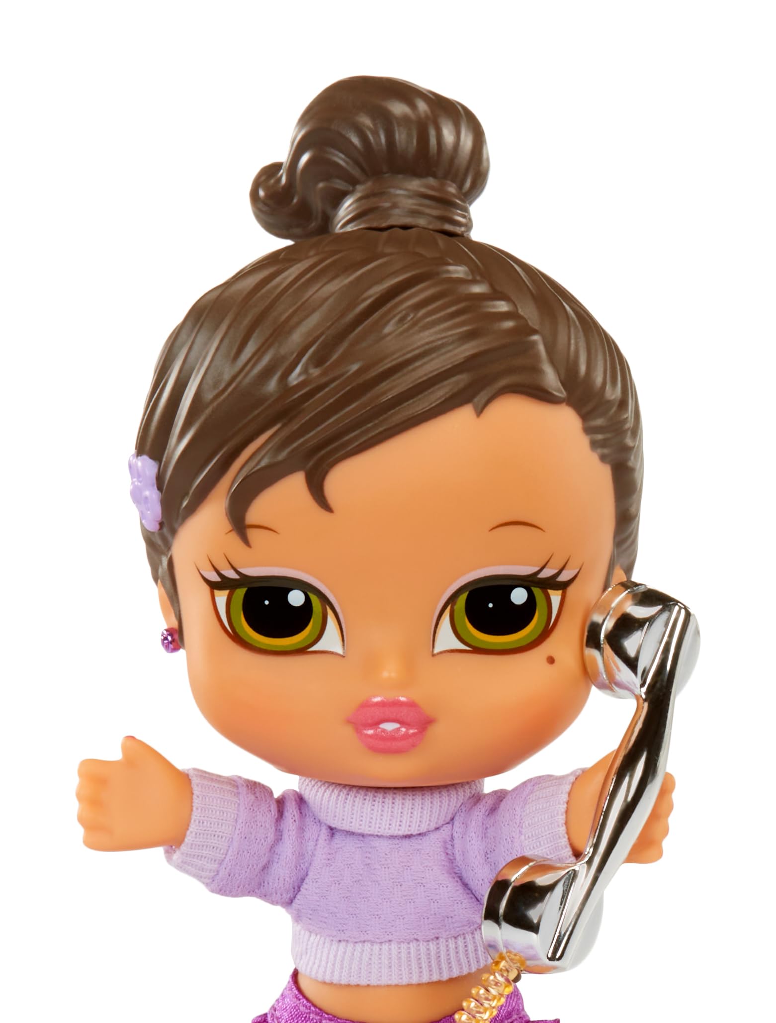 Bratz Babyz Runwayz - Yasmin - 1 Muñeca de Moda Coleccionable con Conjunto Elegante, Muñeca Bebé con Collar Que Funciona como Llavero - Juguete Infantil - Ideal para Niños y Niñas Mayores de 6 Años