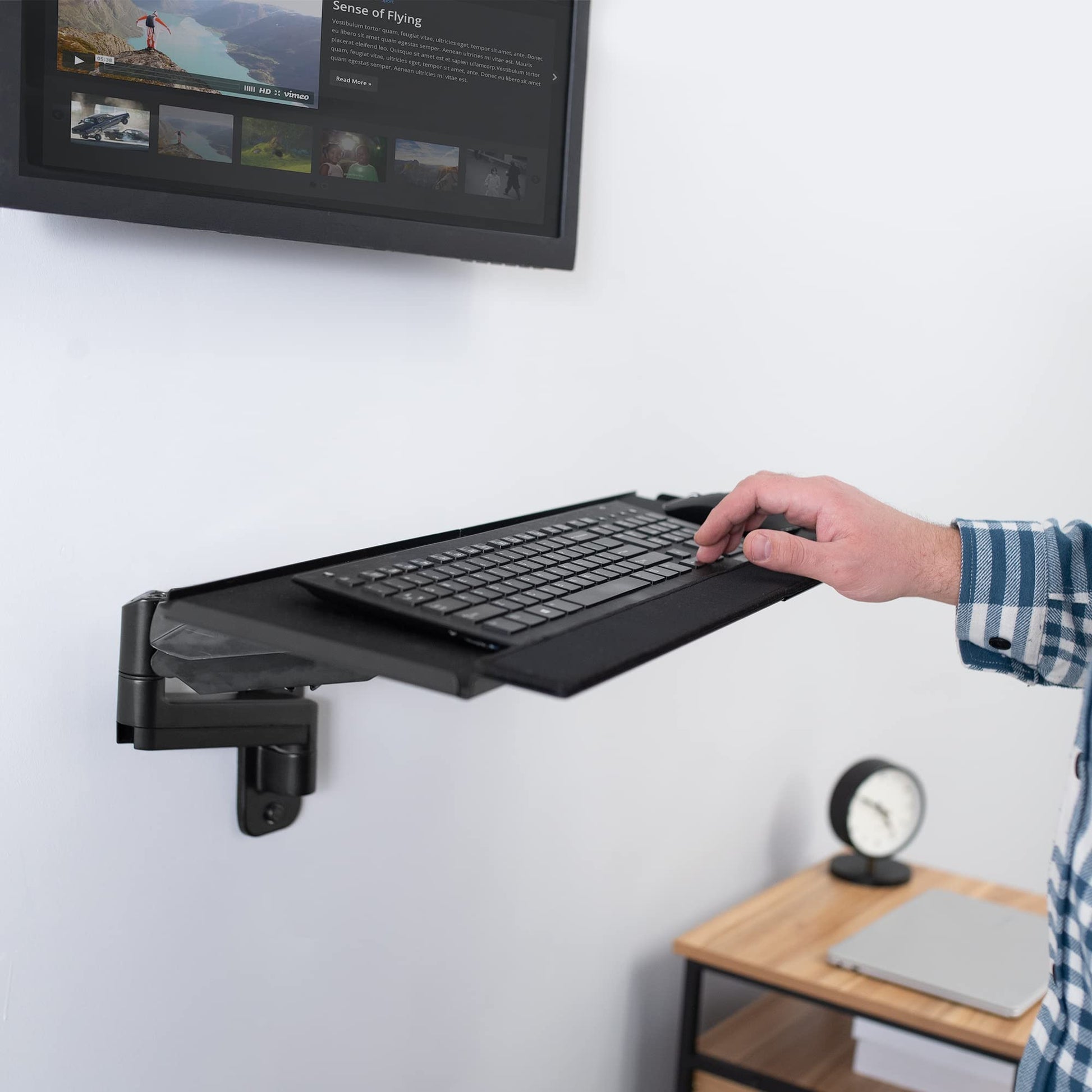 Soporte de Pared VIVO Negro con Bandeja de Teclado y Brazo Neumático para Monitor de 17 a 32 Pulgadas