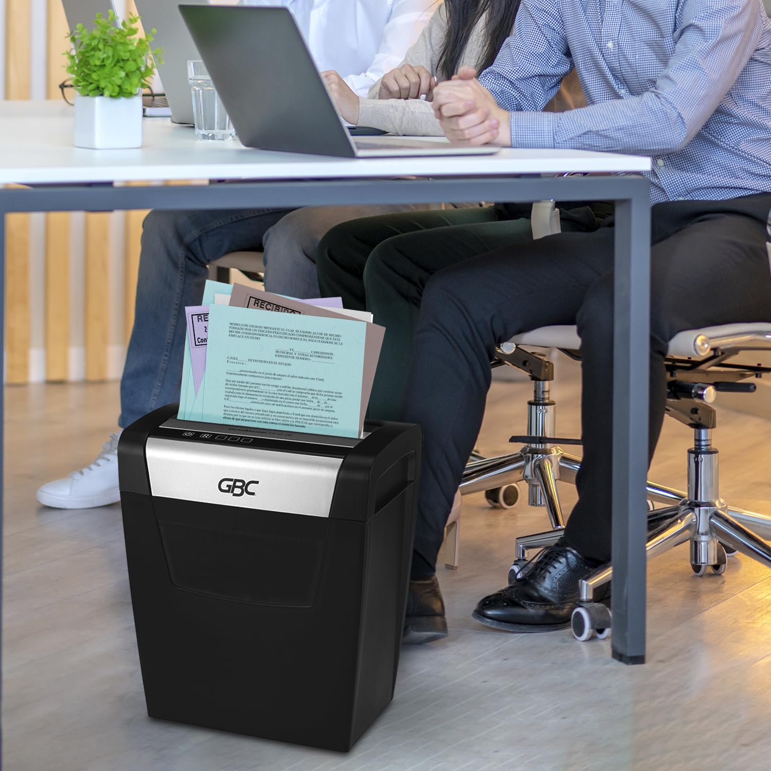 GBC Trituradora de papel y grapas, ShredMaster PX10-06, Corte Súper Cruzado P-4 de 10 hojas, con Cesto de 23 Litros. 1757405