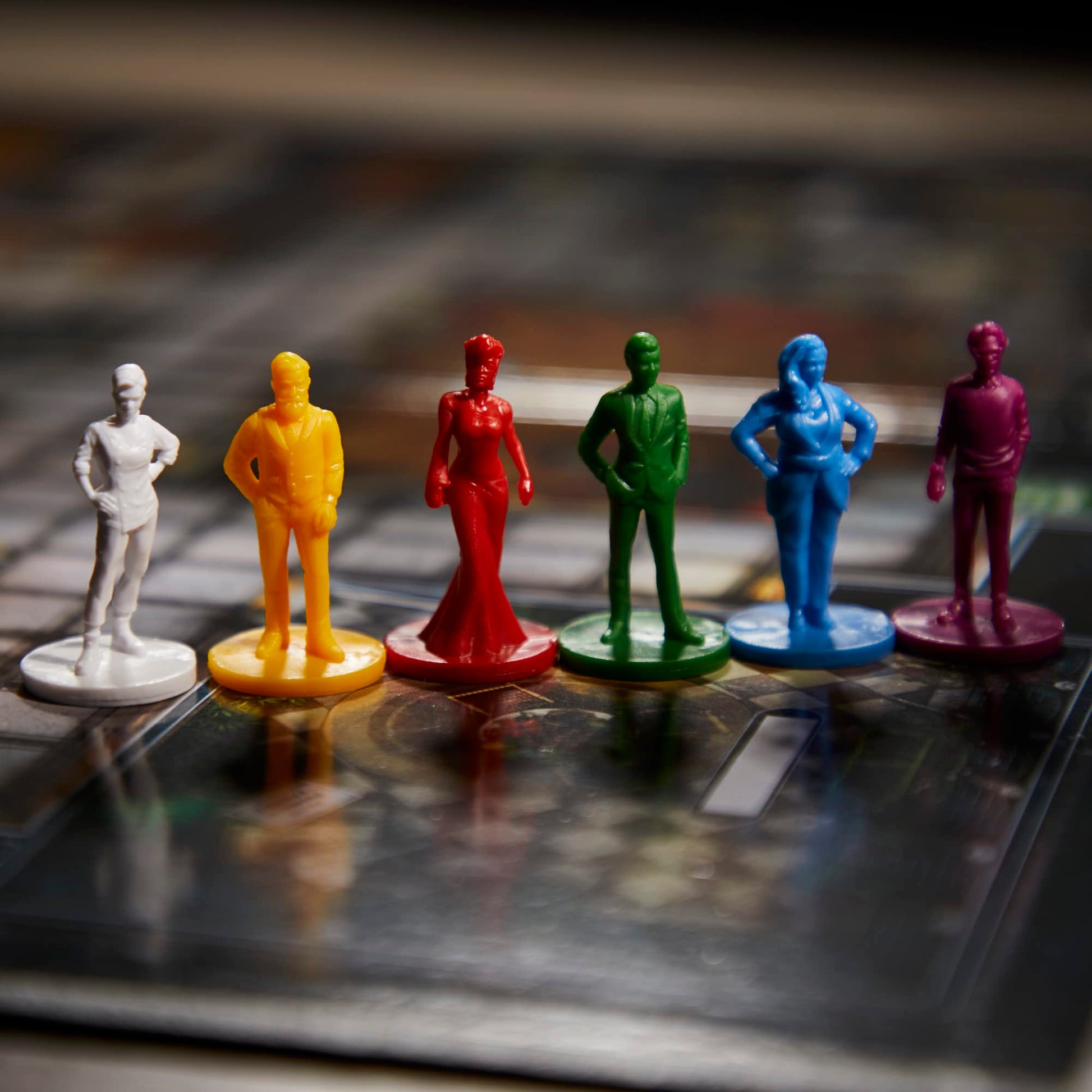 Hasbro Juego de Mesa para Juegos para niños de 8 años en adelante, Juego de Pistas reinventado para 2 a 6 Jugadores, Juegos de Misterio, Juegos de detectives, Juegos Familiares para niños y Adultos