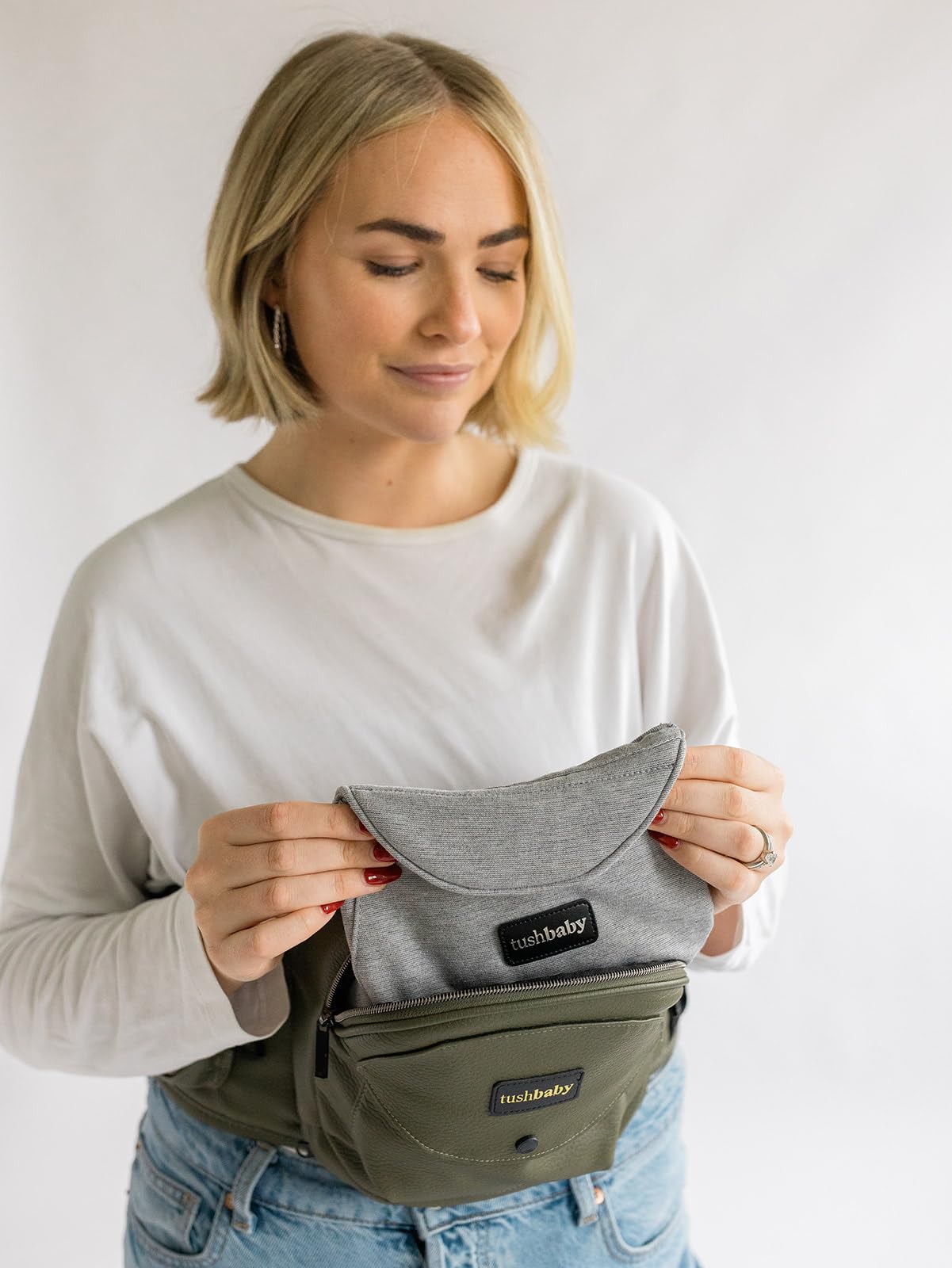 Cangurera Ergonómica Tushbaby Olivo Piel Vegana con Soporte de Cadera para Bebé