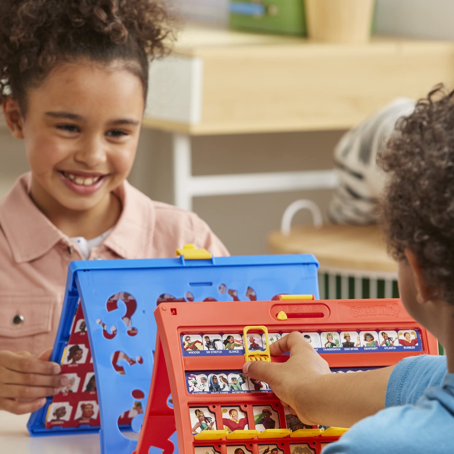 Hasbro Gaming Guess Who? Marco Original fácil de Cargar, Hoja de Personajes de Doble Cara, Juegos de Mesa para 2 Jugadores para niños, Juegos de adivinar para familias, a Partir de 6 años