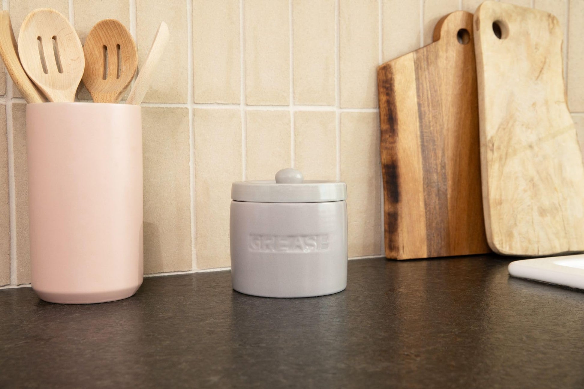 CYPRESS SUNRISE - Protector de grasa de tocino con colador, recipiente de cerámica de 32 onzas para cocina, sostiene aceite de goteo de grasa de tocino para reutilización, puede sostener aceite de