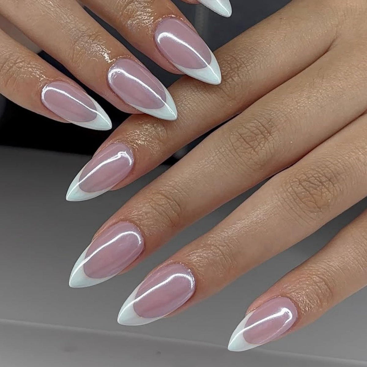 SXVME Rosquilla Esmaltada Blanca French Tip Press On Uñas Almendra, Rosa Francés Cromo Clavos Prensa Ons Para Mujeres, Aurora Pegamento En Uñas De Longitud Media, Espejo Reflectante Clavos Acrílicos L