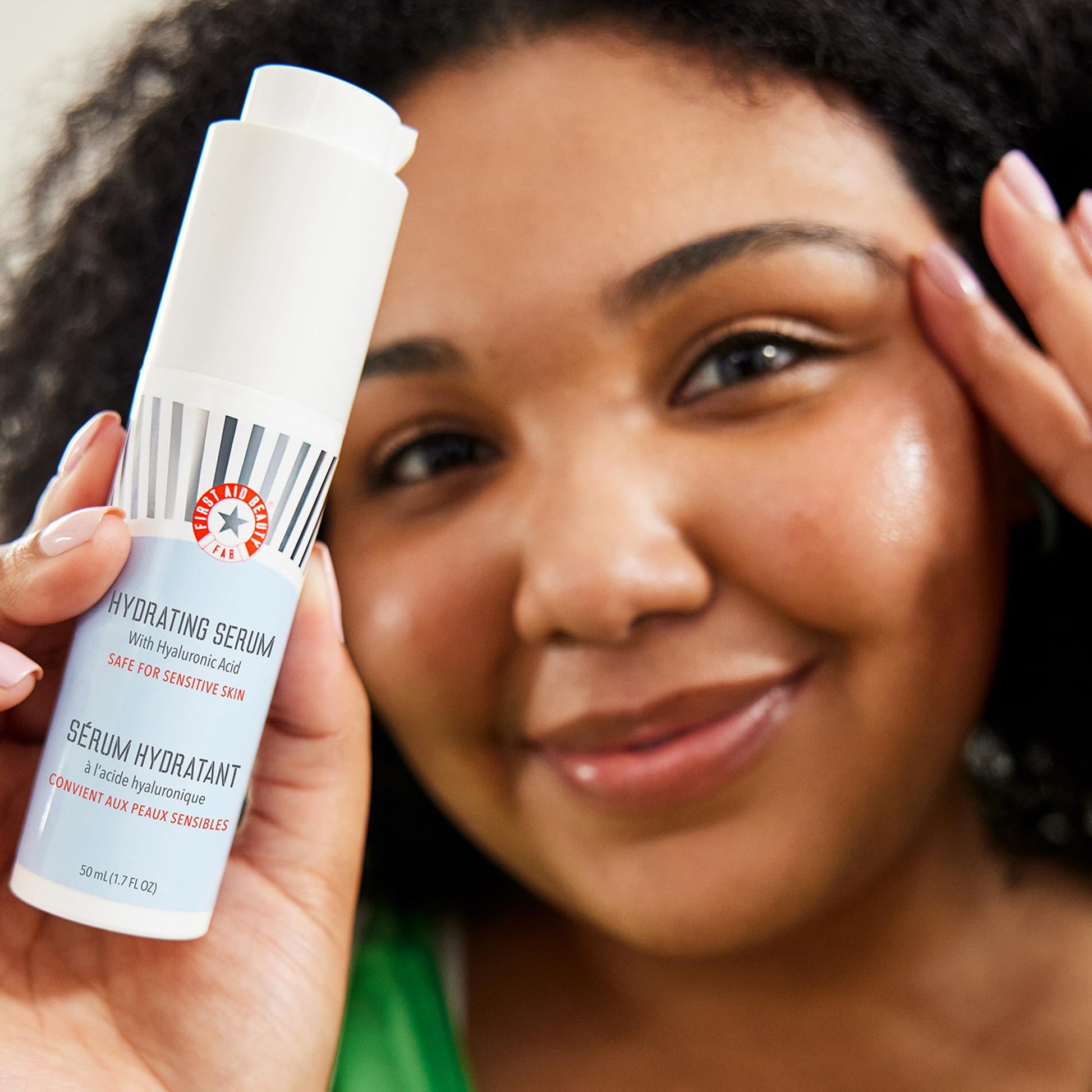 First Aid Beauty Suero hidratante ultra reparador con ácido hialurónico, suero facial antienvejecimiento para piel sensible, 1.7 onzas