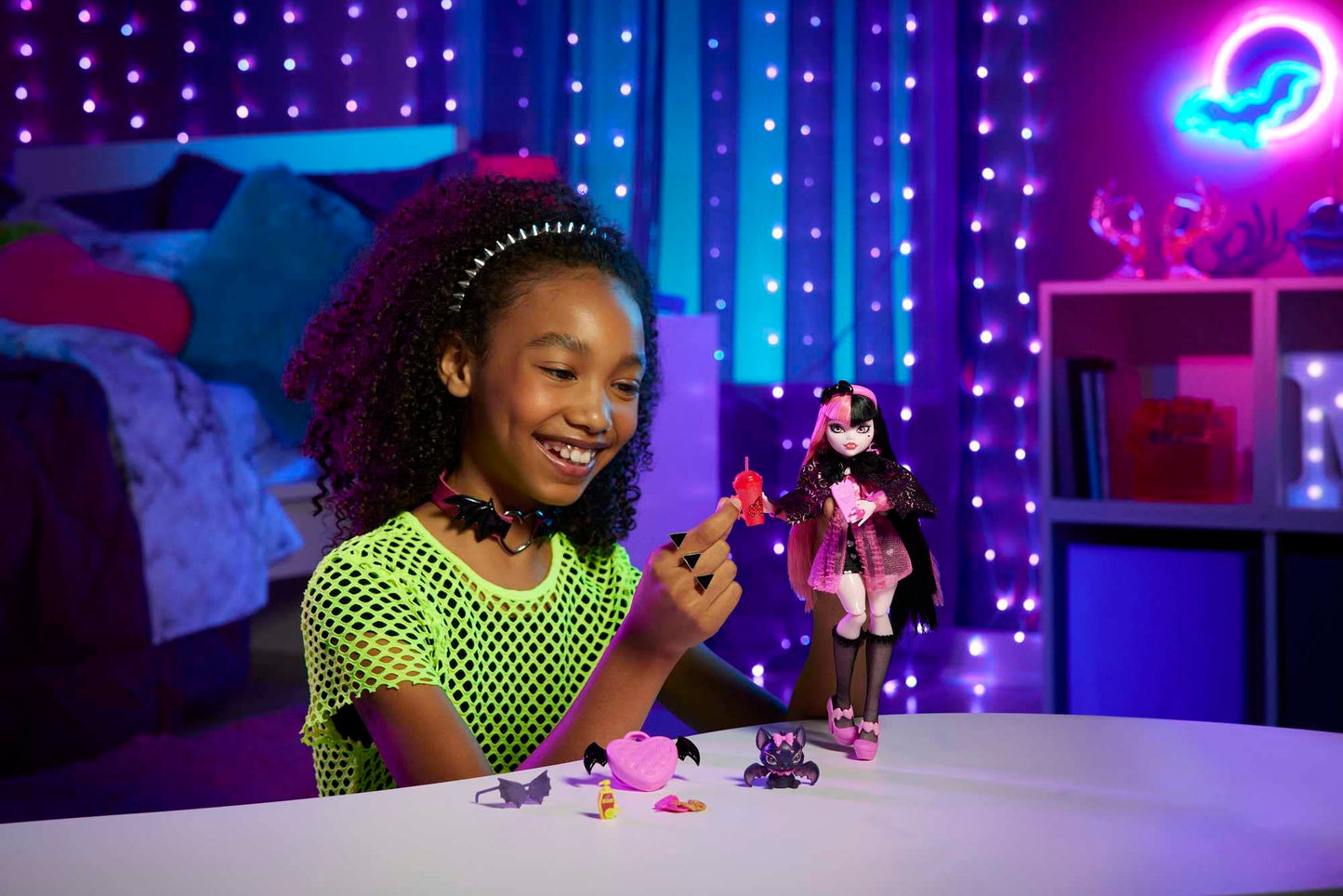 Muñeca Monster High Draculaura Vampiro con Vestimenta de Moda y Capa Elegante para Niñas