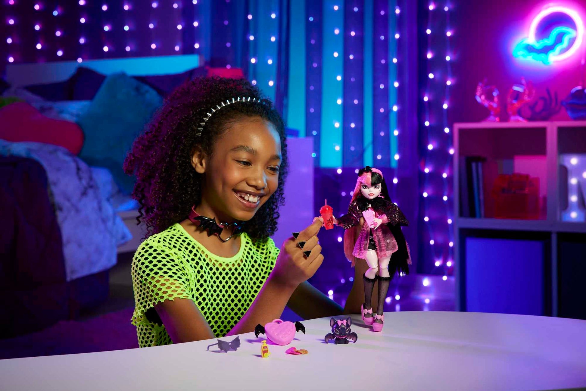 Muñeca Monster High Draculaura Vampiro con Vestimenta de Moda y Capa Elegante para Niñas