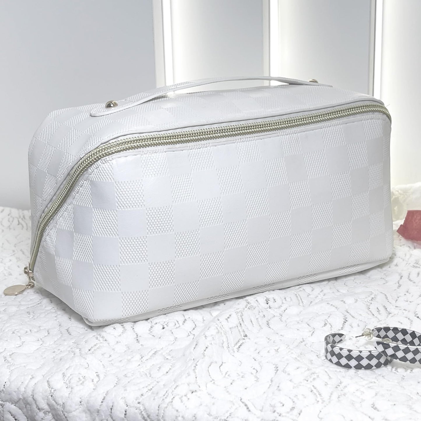 Meruya Bolsa de maquillaje de viaje, organizador de cosméticos de múltiples bolsillos con apertura amplia y divisor, bolsa de aseo de piel sintética con 2 mini bolsas de almacenamiento, Blanco