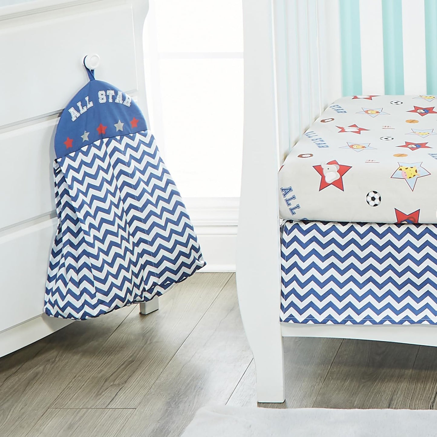 EVERYDAY KIDS - Juego de ropa de cama para cuna de 4 piezas para niños, diseño de selva, suave percal 100% algodón, incluye edredón, sábana bajera, volantes y apilador de pañales, juego de ropa de