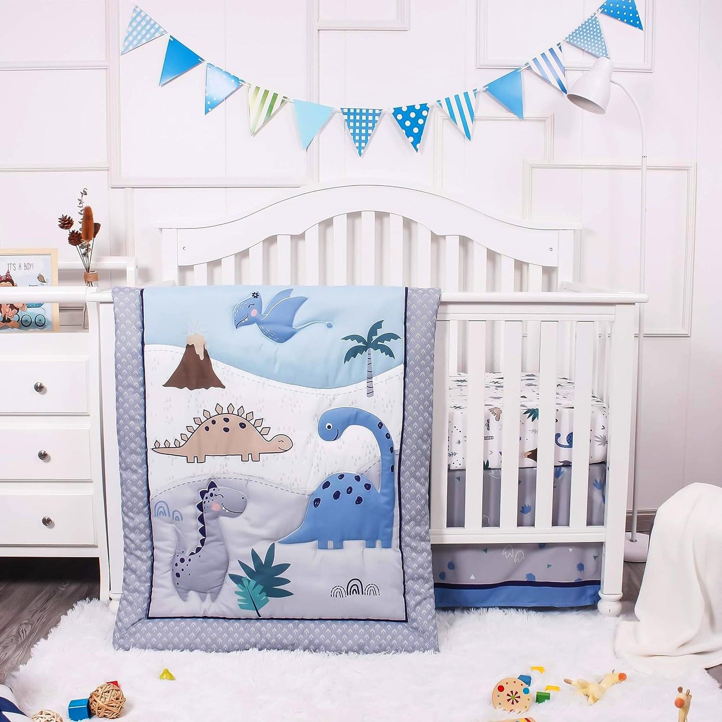 La Premura - Juego de cama para cuna de bebé para niños, juego de edredón de 3 piezas de tamaño estándar de dinosaurio, gris/azul, ropa de cama unisex para guardería y decoración neutra