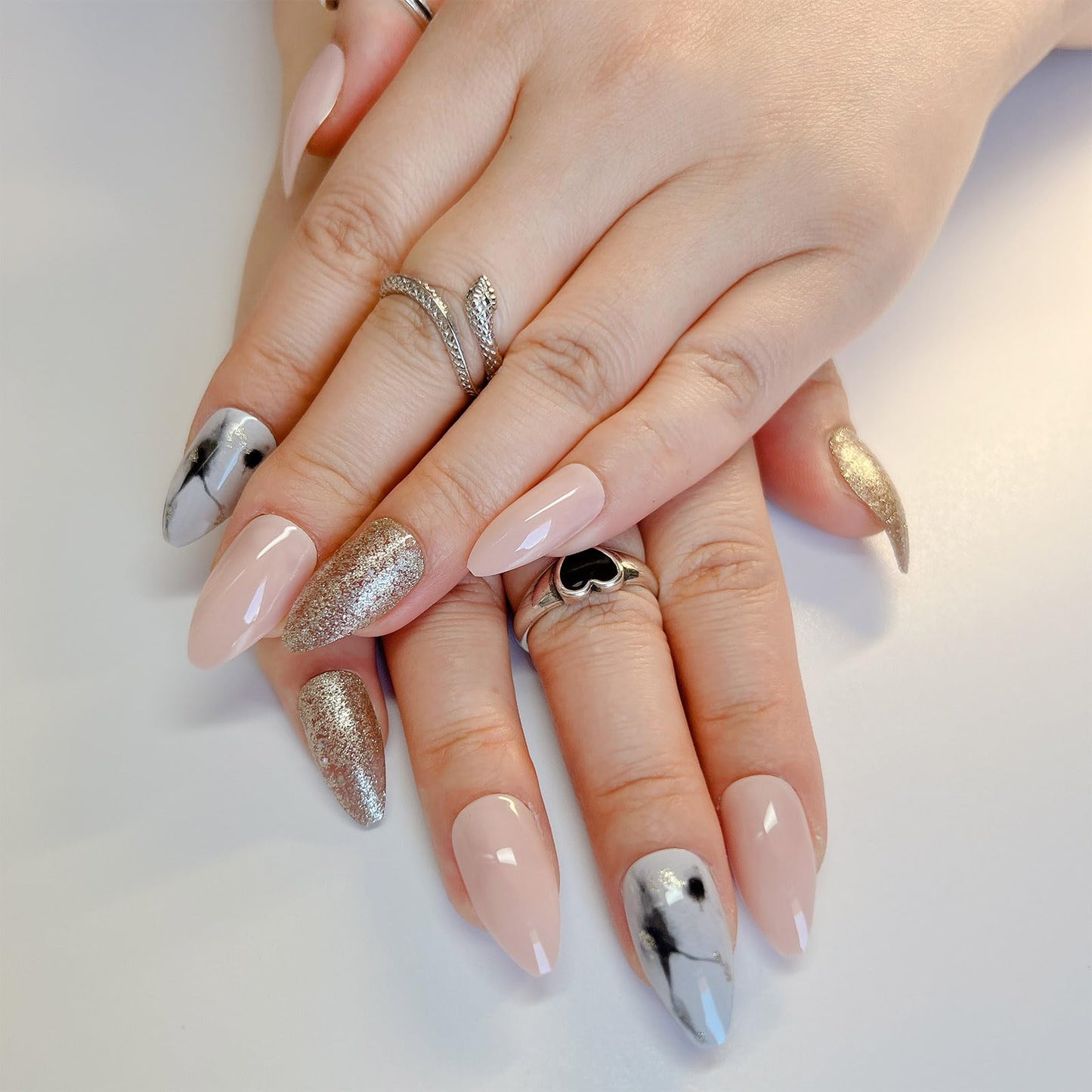 CLYHLTMZ Uñas postizas plateadas con estampado de leopardo blanco, uñas acrílicas postizas de color almendra mediano, uñas postizas adhesivas de cobertura completa, uñas artificiales rosas brillantes