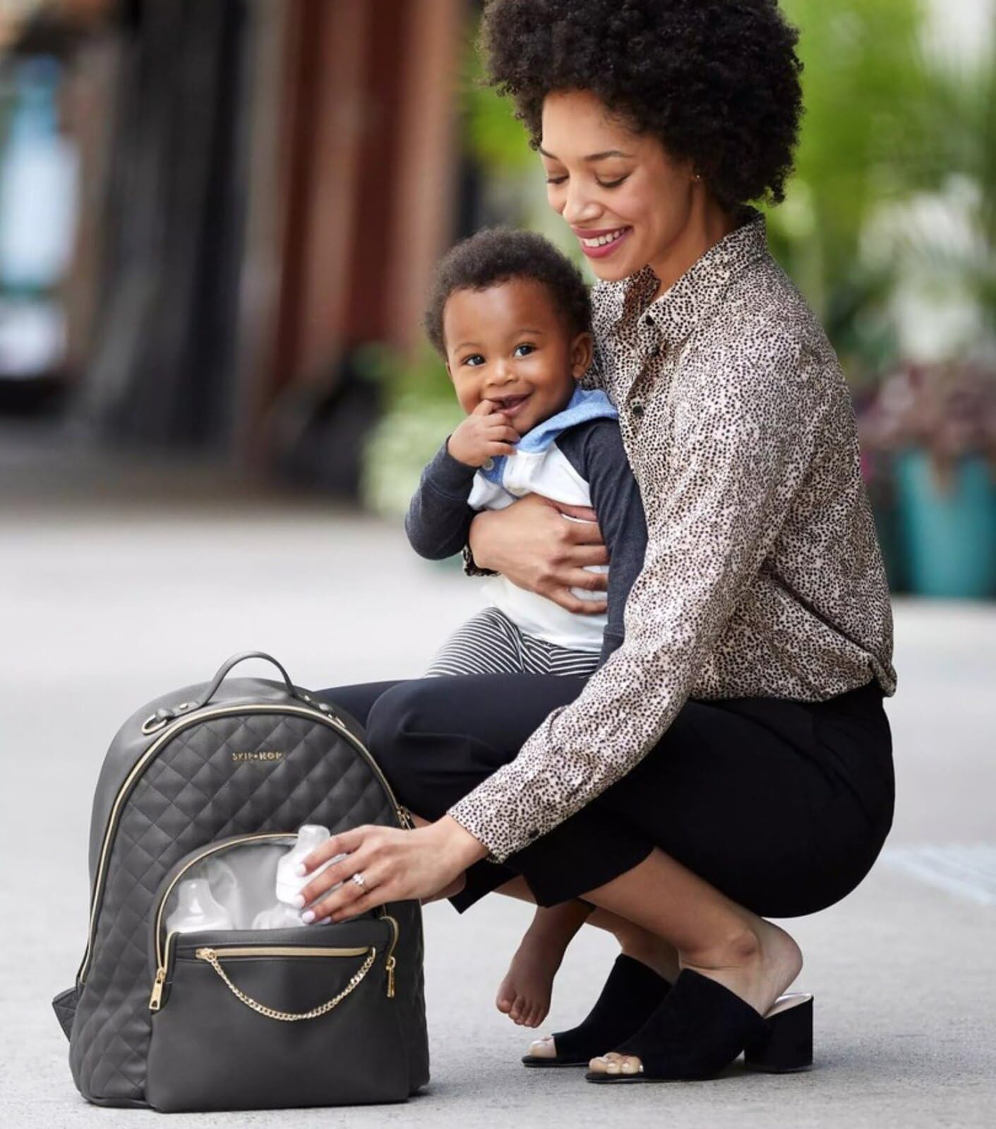 Skip Hop Bolso de pañales: cuero vegano efecto acolchado de lujo Linx con cambiador y accesorio para cochecito, negro