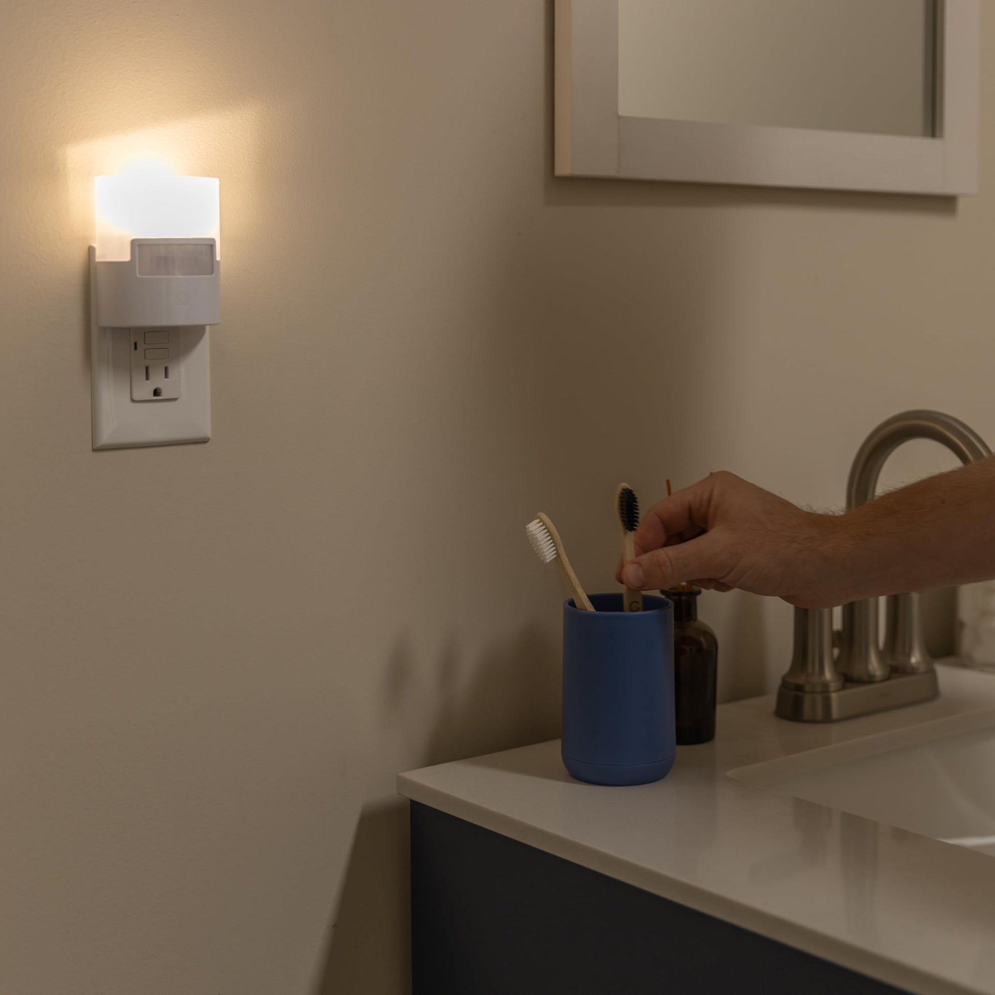 GE Enbrighten Luz De Noche Led Enchufable Con Sensor De Movimiento 1 Pieza 40 Lúmenes Blanco Suave Certificacion UL Ideal Para Dormitorio Guardería Baño Oficina Escaleras 12201