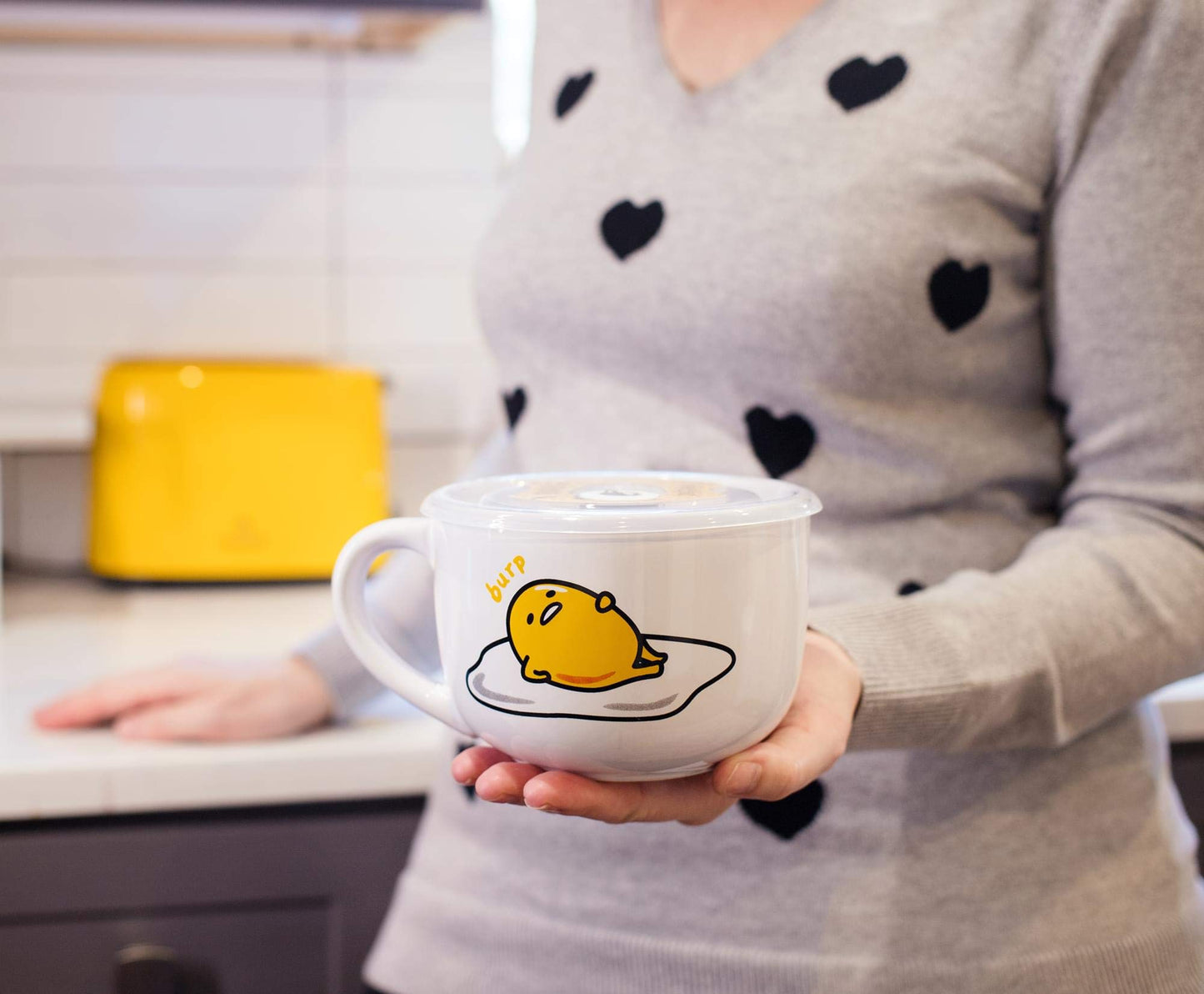 Taza de Sopa de Cerámica Silver Buffalo Sanrio Gudetama con Tapa Ventilada de Plástico 710 cc