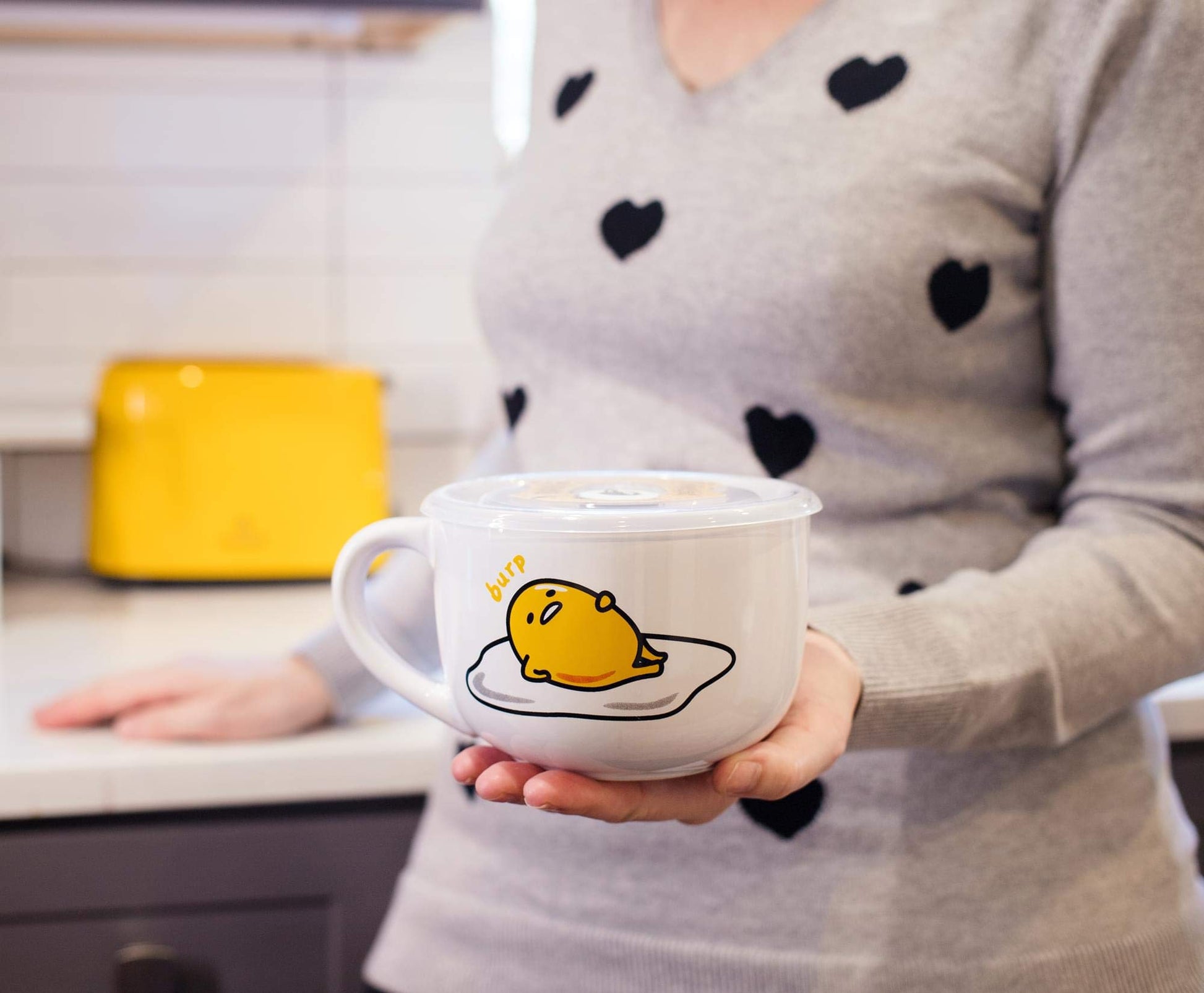 Taza de Sopa de Cerámica Silver Buffalo Sanrio Gudetama con Tapa Ventilada de Plástico 710 cc