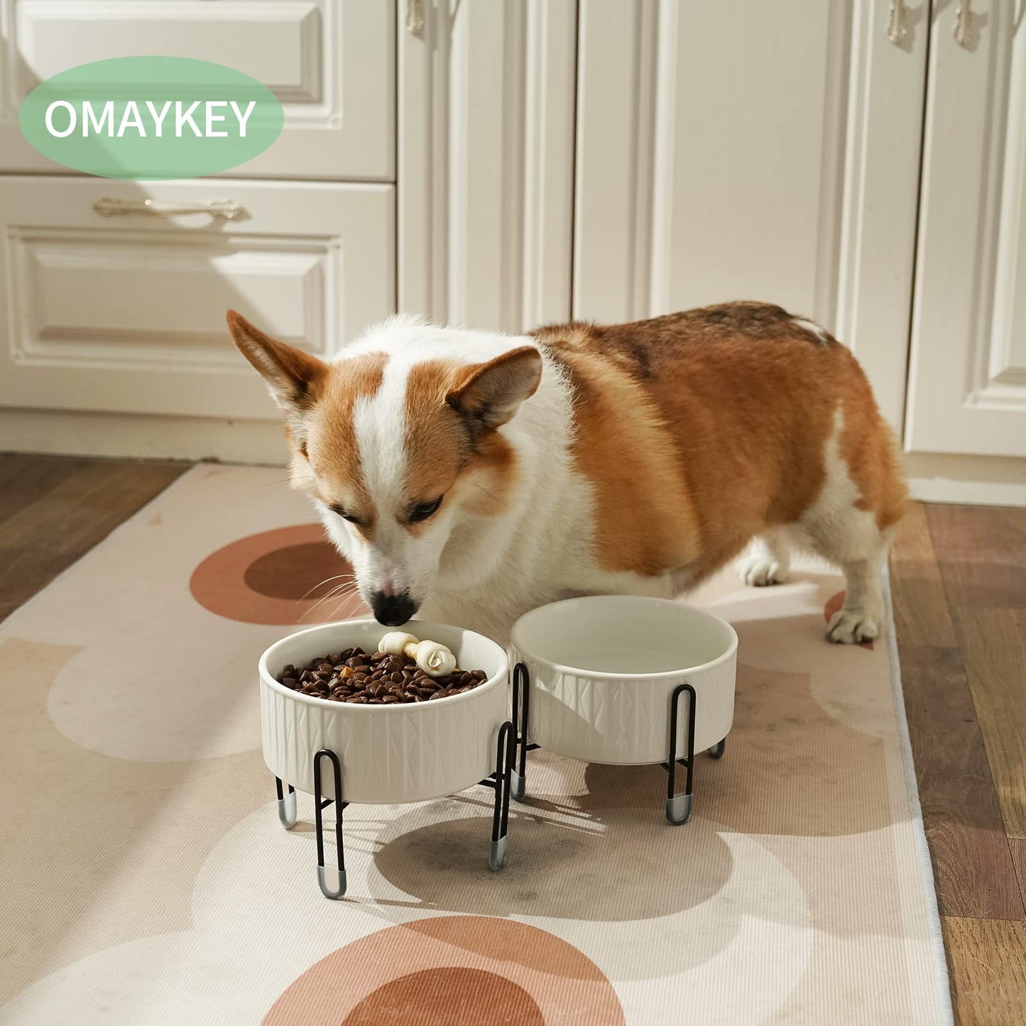 Cuencos de cerámica para perros y gatos de 32 onzas con soporte de metal elevado, tazón redondo de cerámica de 6.5 pulgadas para alimentos y alimentos para mascotas y perros, blanco, juego de 2