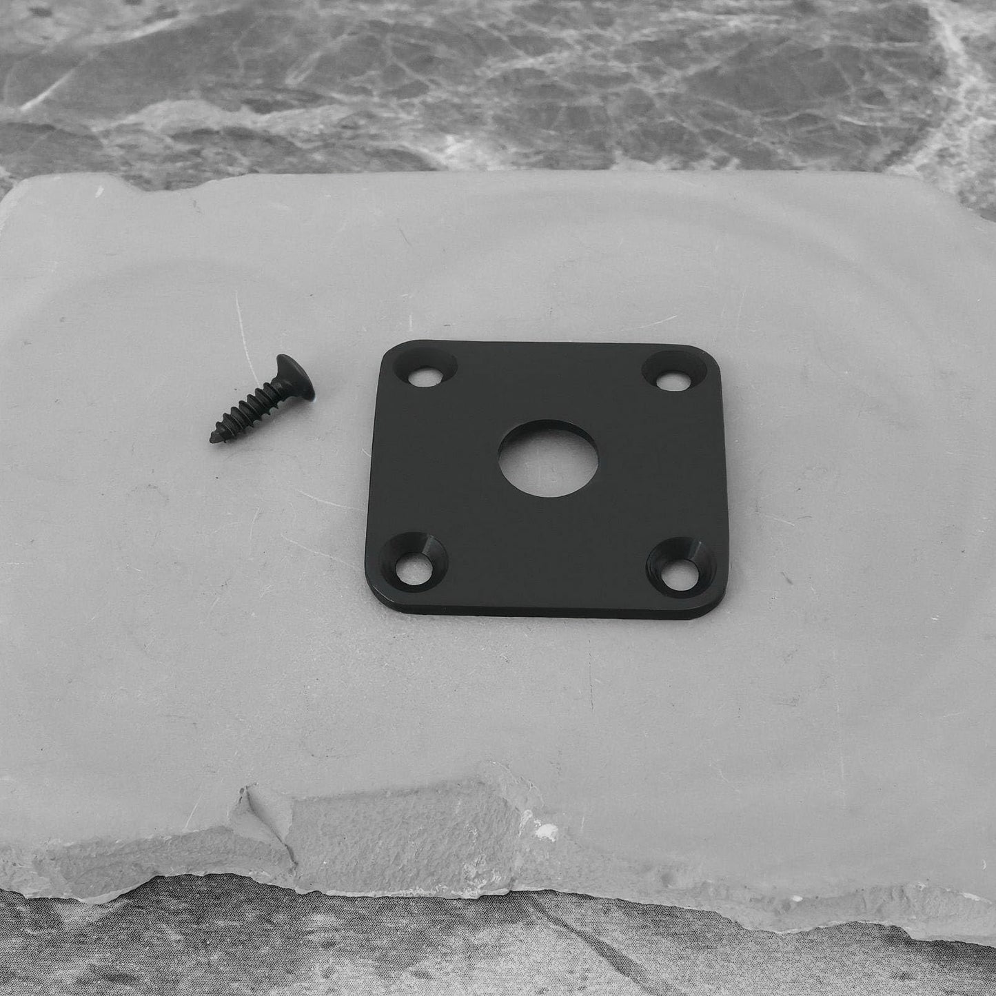 YINETTECH - Cubierta de enchufe de guitarra eléctrica cuadrada de chapa de metal de 35 x 35 mm, apertura de 10 mm, con tornillos compatibles con Gibson Les Paul se adapta a Jack de 1/4 pulgadas, color