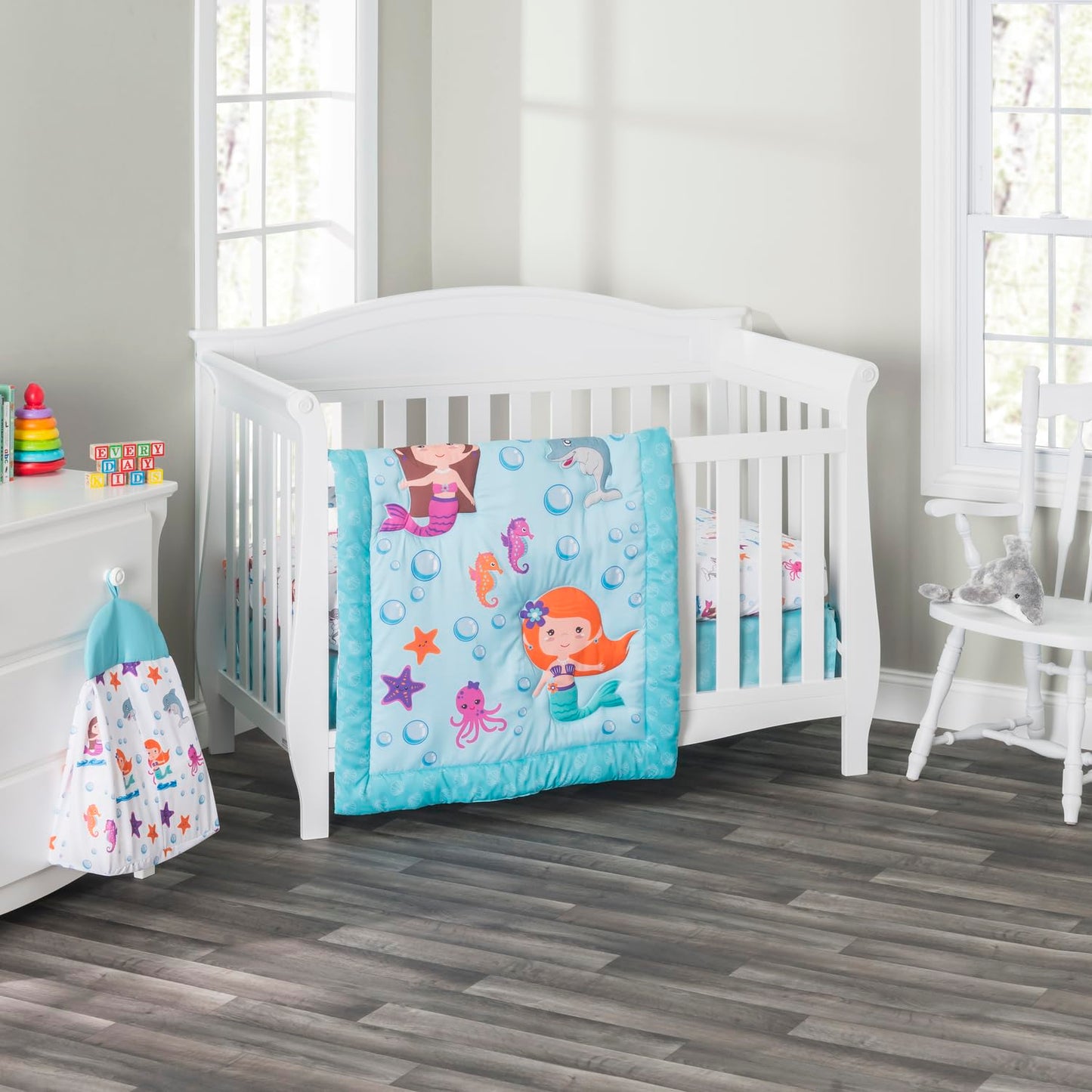 EVERYDAY KIDS Juego de ropa de cama de 3 piezas para cuna, diseño de sirena, incluye edredón, sábana bajera y volantes antipolvo, juego de cama para guardería, juego de cama para cuna de bebé