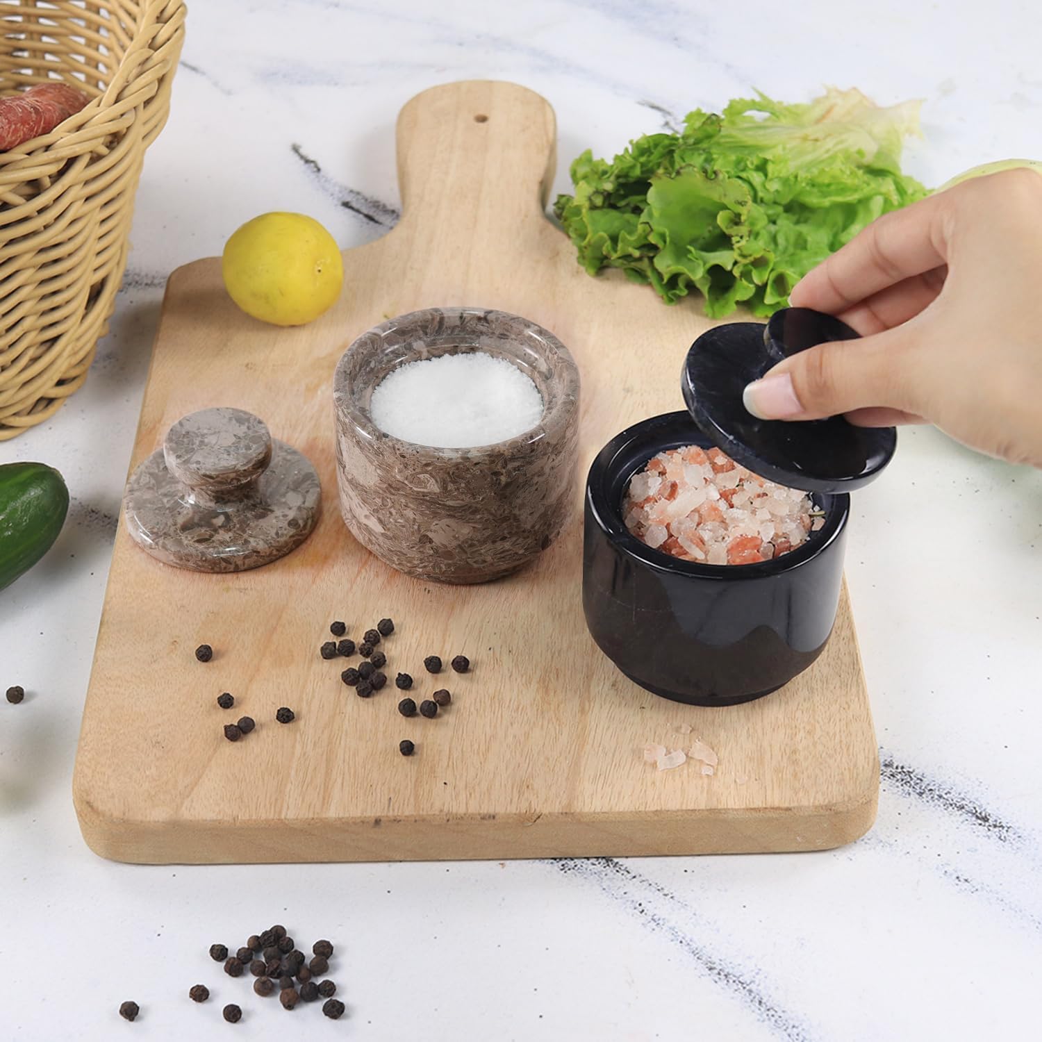 MARBLOUS KRAFTS - Sal de mármol de 3 pulgadas, soporte de sal negra y oceánica con tapa, juego de 2, cuencos de sal y pimienta hechos a mano, cuencos ideales para azúcar, sal y pimienta para