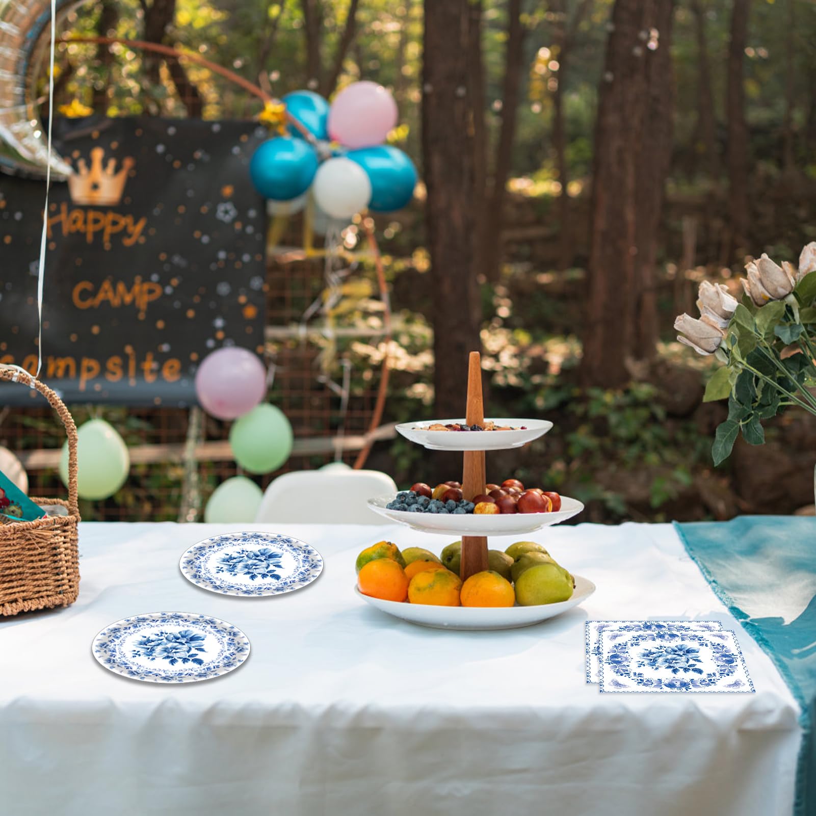 Decoración Floral de Cumpleaños - Vajilla Desechable con Flores Azules y Blancas