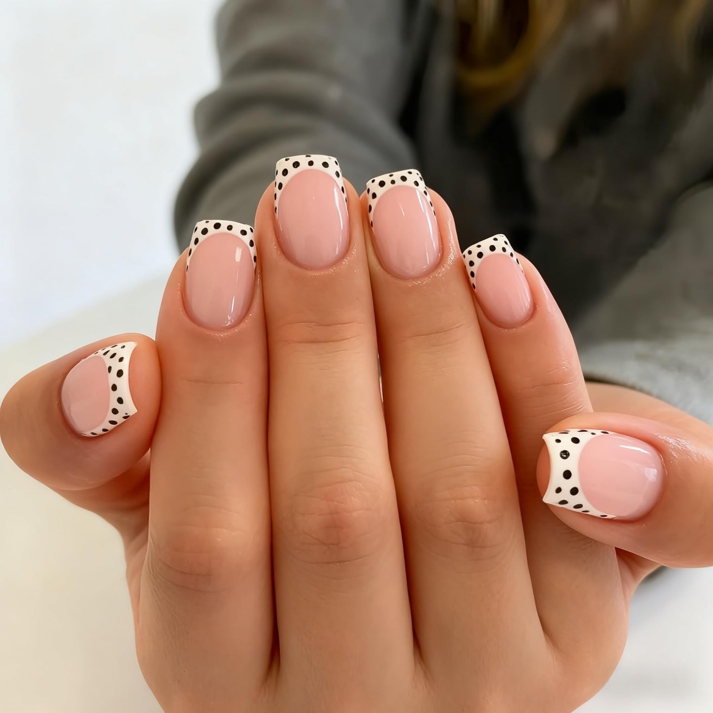 SXVME Uñas postizas cortas de lunares con punta francesa blanca, cuadradas, con diseños, redondas y bonitas de lunares negros, reutilizables, con pegamento de gel suave para mujer (24 unidades)
