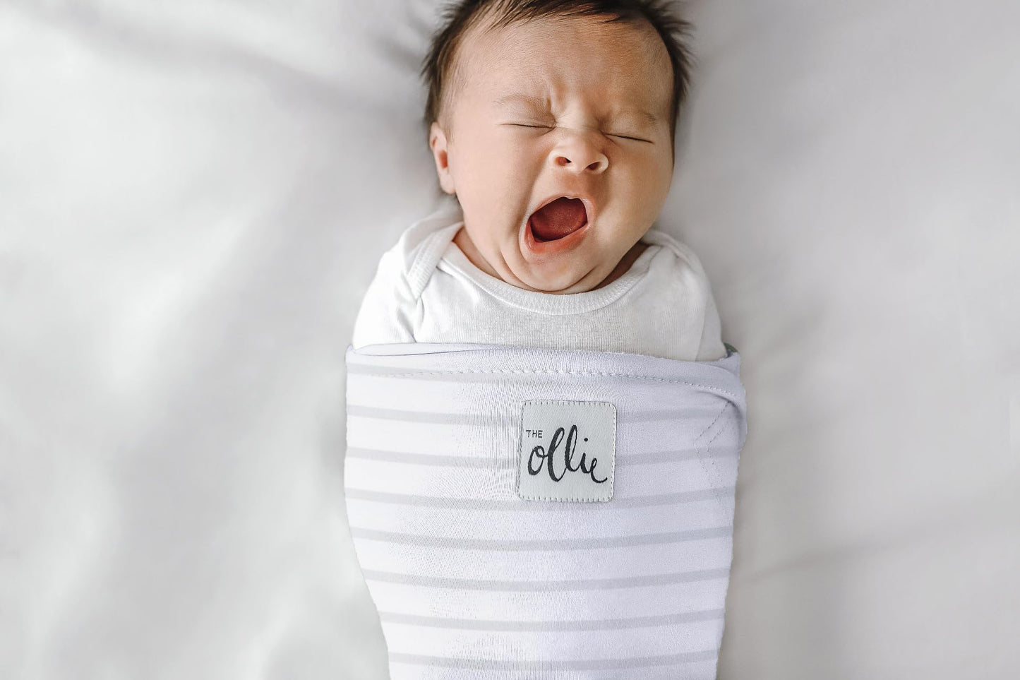 The Ollie Swaddle – Manta ajustable para envolver bebés recién nacidos | Aprobada por pediatras para un sueño seguro | Cierre fácil | Brazos libres | Ligera, lavable a máquina | Fácil acceso para el