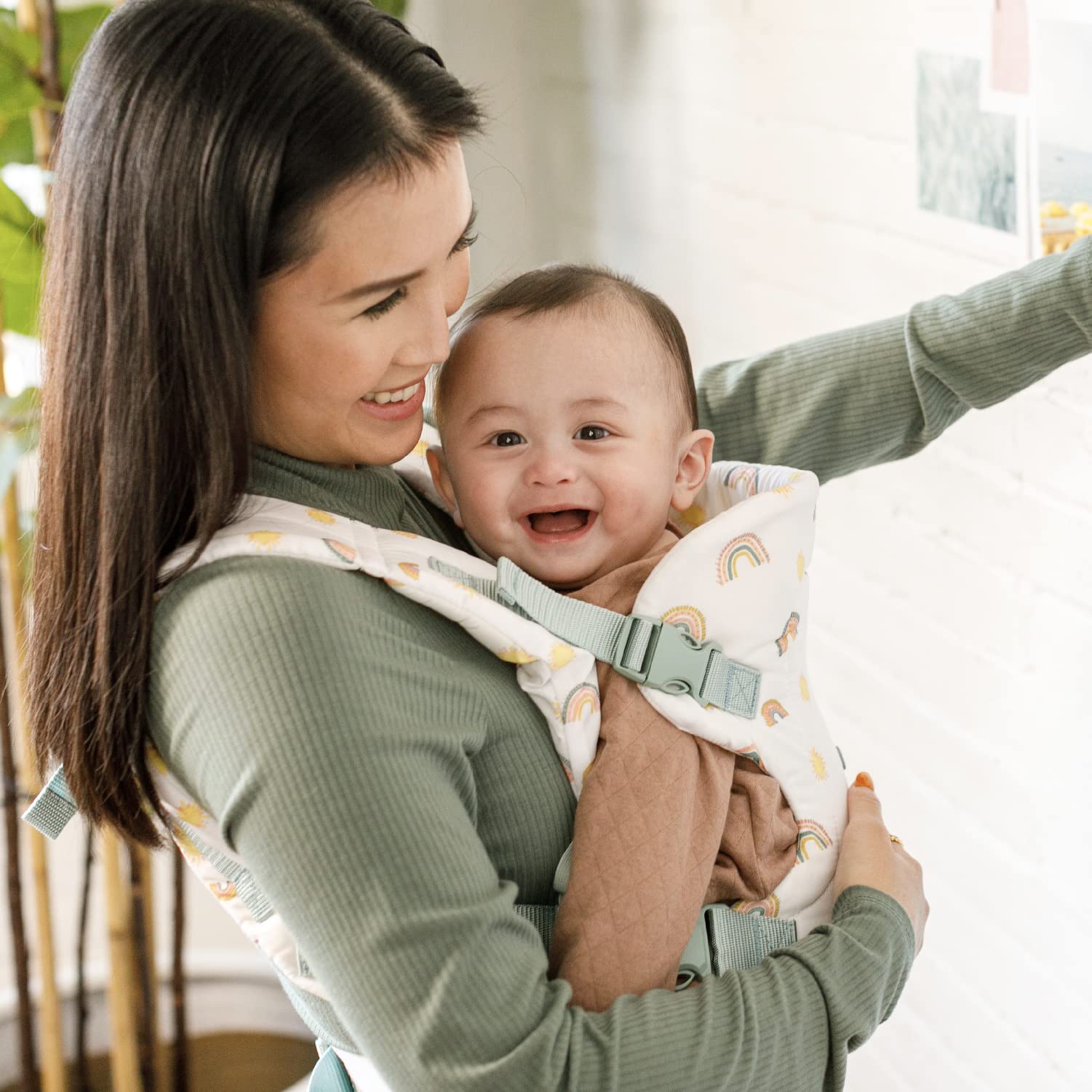 Infantino Flip Advanced Portabebés 4 en 1 - Ergonómico, Convertible, frontal y frontal hacia fuera Portabebés delantero y trasero para recién nacidos a niños pequeños 8-35 libras, arco iris