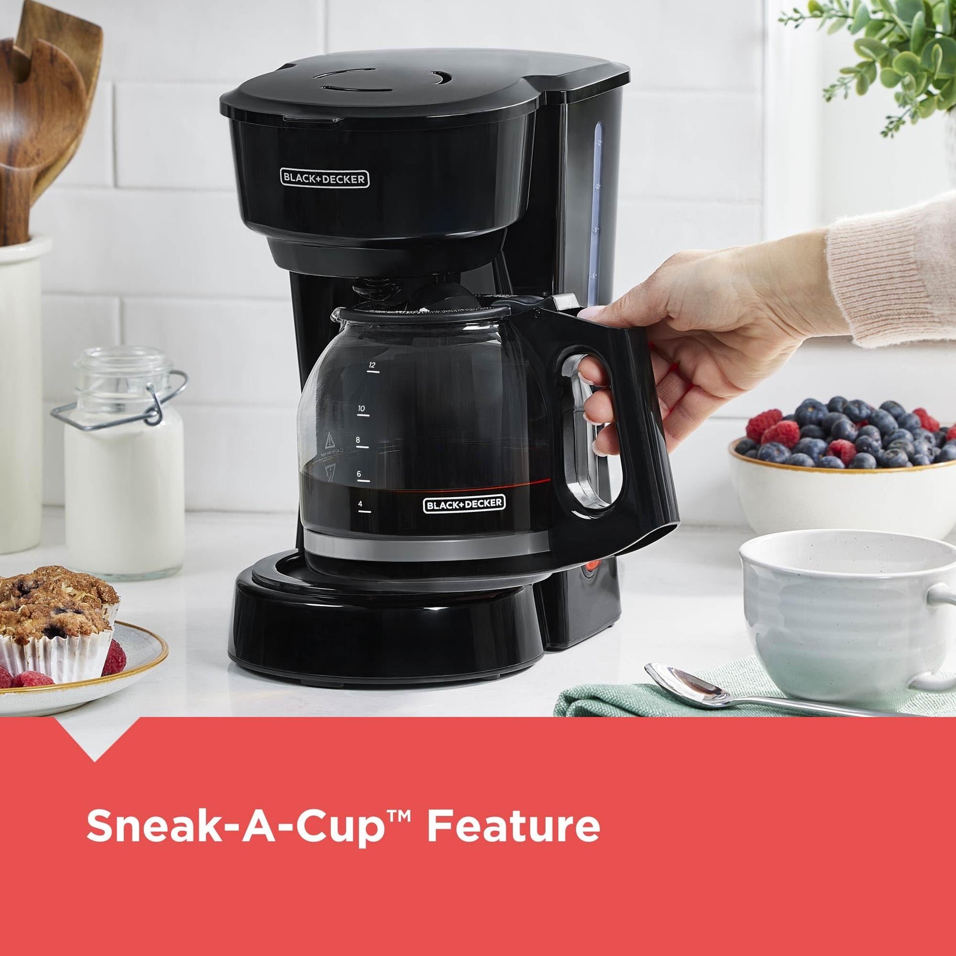 BLACK+DECKER CM0915BKD - Cafetera de 12 tazas con interruptor de fácil encendido/apagado, jarra de fácil vertido, sin goteo con cesta de filtro extraíble, color negro