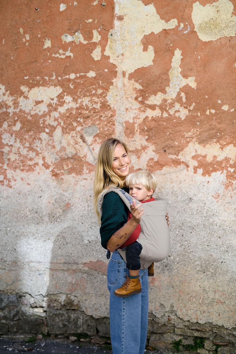Beco - Portabebés para niños pequeños con asiento extra ancho, 100% algodón, estilo mochila y transporte frontal, ligero y ergonómico para niños (24-48 meses), color crudo