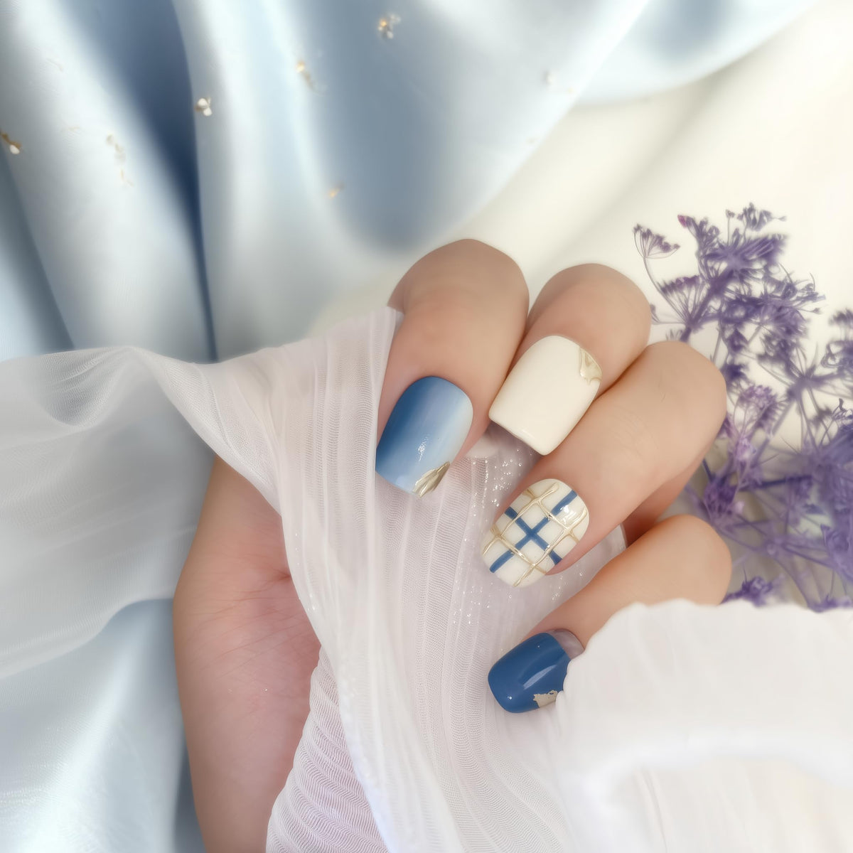 Fine Point Uñas postizas de acrílico cortas, cuadradas, a cuadros en azul bebé y crema, hechas a mano, con calidad de salón, con lámina dorada, cuadrícula y diseño moteado. Elegantes y reutilizables,