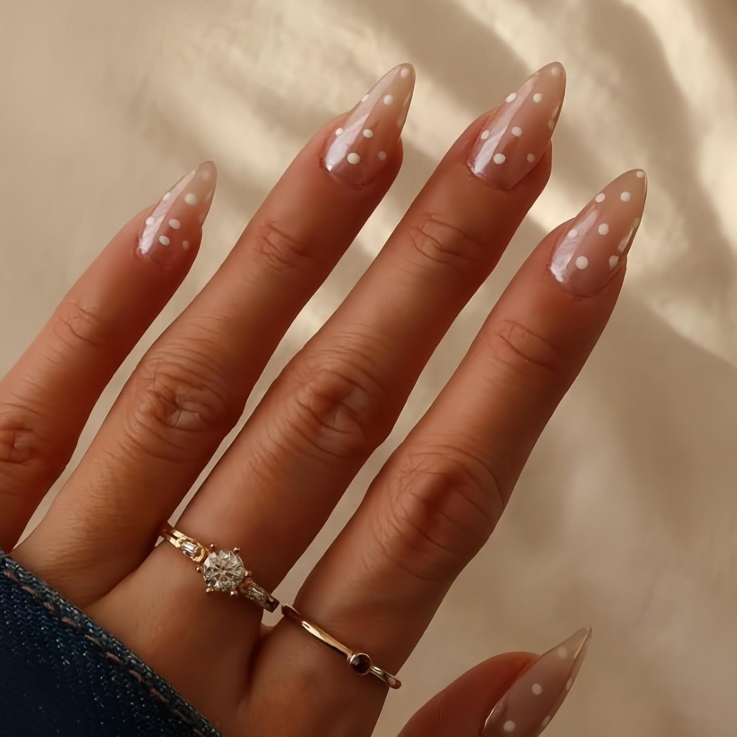 SXVME Uñas postizas de San Valentín en almendra, rosa nude, tamaño mediano, con diseño de mini lunares blancos, reutilizables, de gel suave, para mujer, 24 unidades