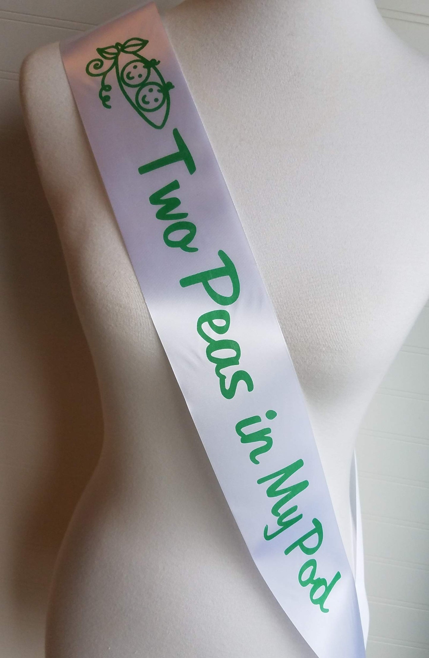 Banda de ducha para bebé con dos guisantes en mi vaina para mamá para ser blanca y verde con pin de seguridad plateado
