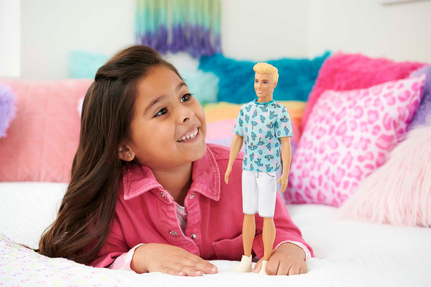 Barbie Fashion & Beauty Muñeco Ken Rubio con Playera Azul y Bermudas Blancas Ideal para los niños Amantes de la Moda para niñas de 3 años en adelante
