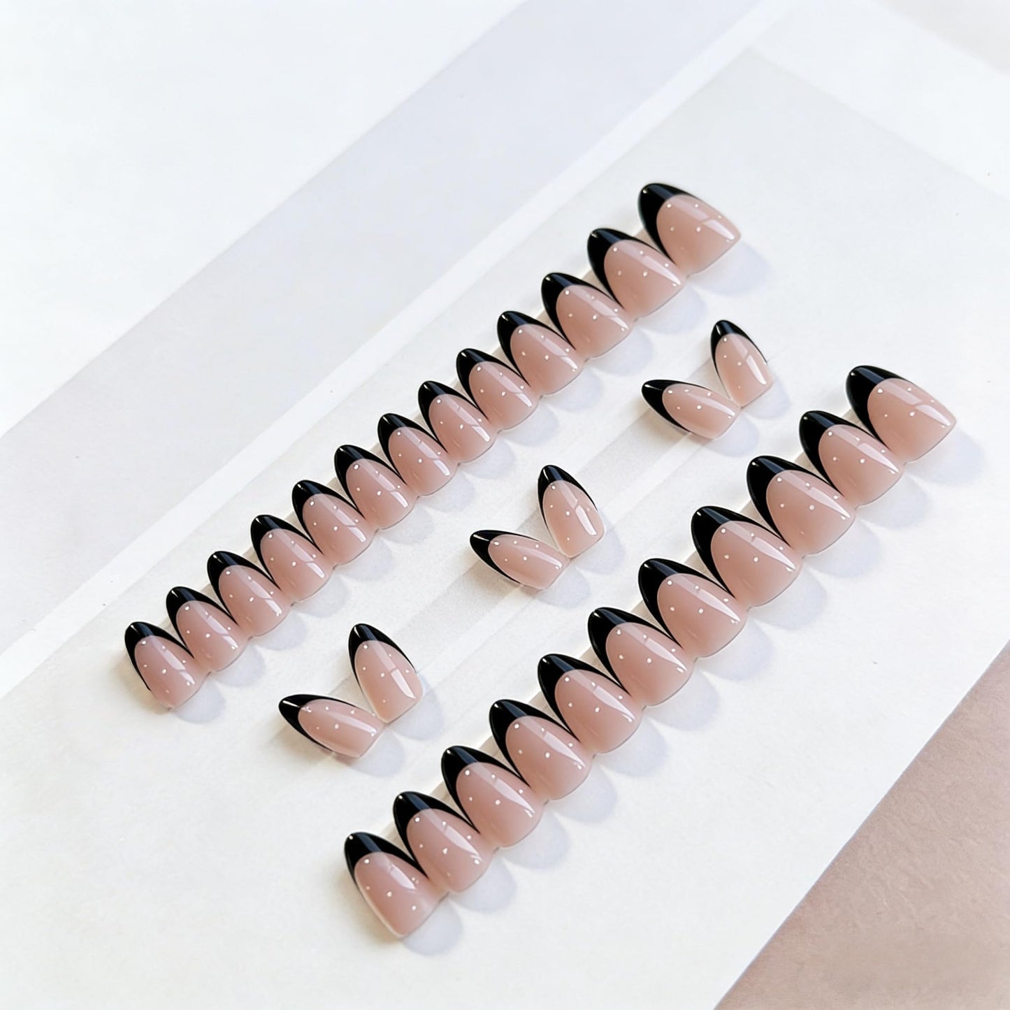 SXVME Uñas postizas con punta francesa negra almendra, uñas postizas cortas con lunares y diseño de aguja, uñas postizas con lunares blancos, uñas postizas reutilizables de gel suave para mujer (30 un